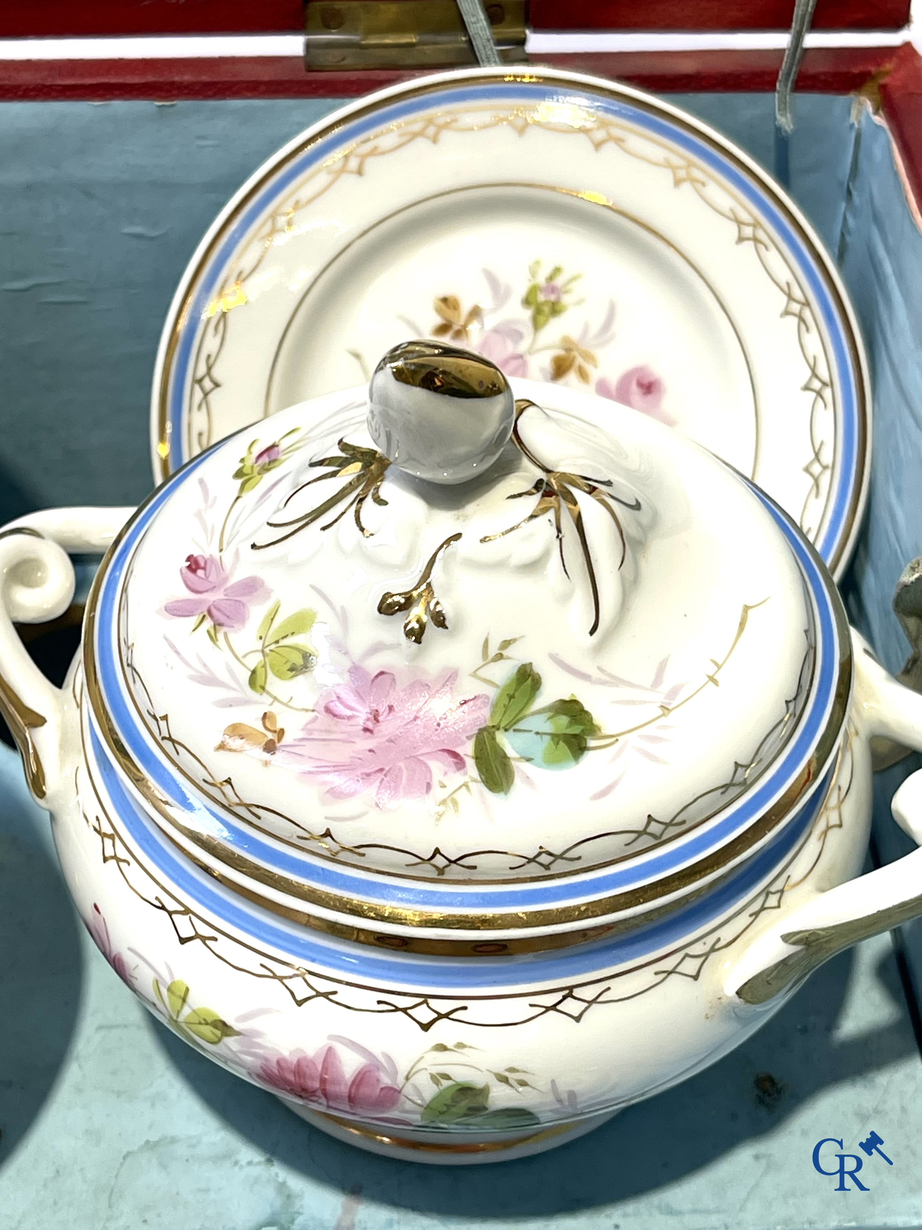 Oud speelgoed, Uitzonderlijk porseleinen poppenservies in originele koffer. Maison Bail, 210, Rue de Rivoli Paris.