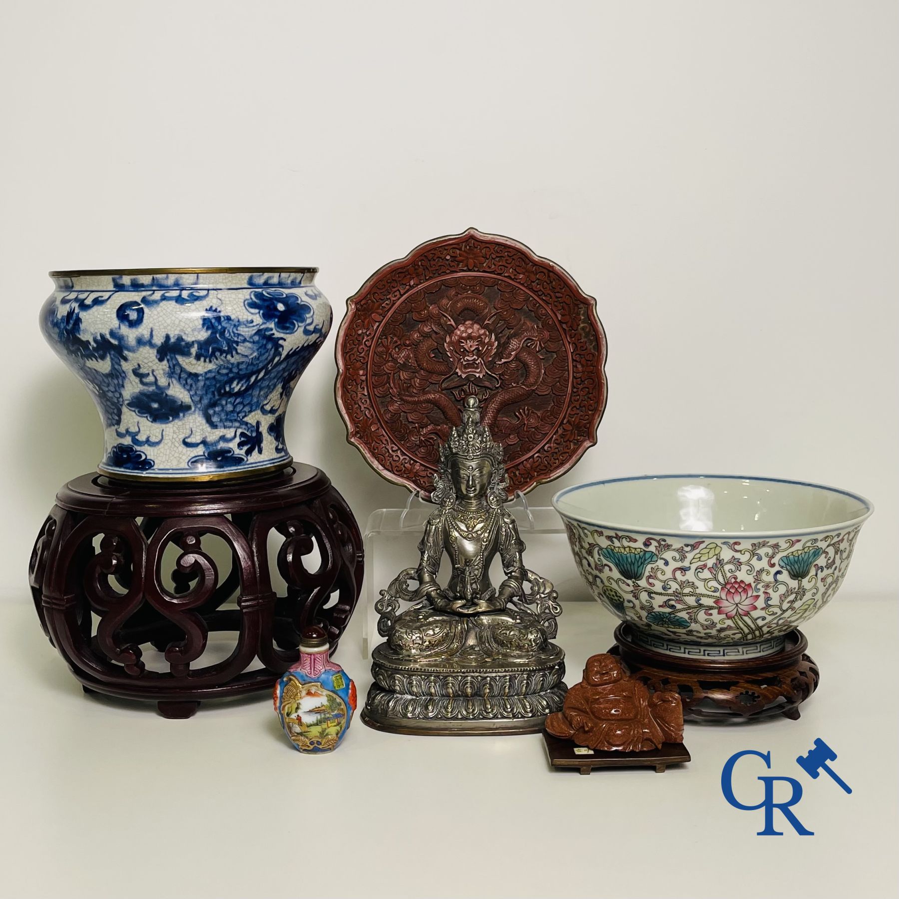 Asian art: A lot with various objects in Chinese porcelain, bronze , red lacquer and rock. 19th-20th century.