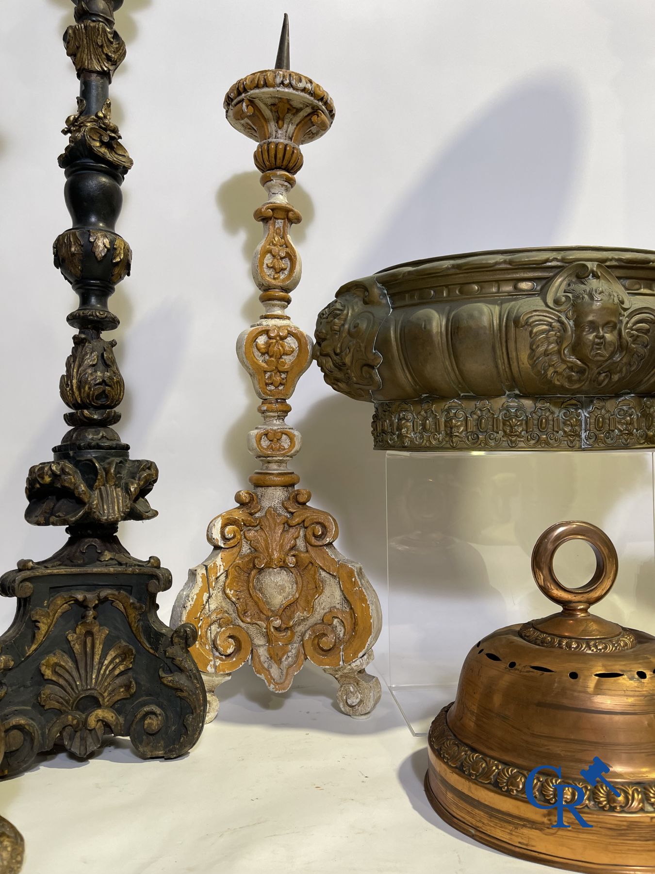 Lot d'objets religieux en bois et cuivre. XVIIIe - XIXe siècle. 4 chandeliers, une jardinière en cuivre, une cloche d'église et autres.