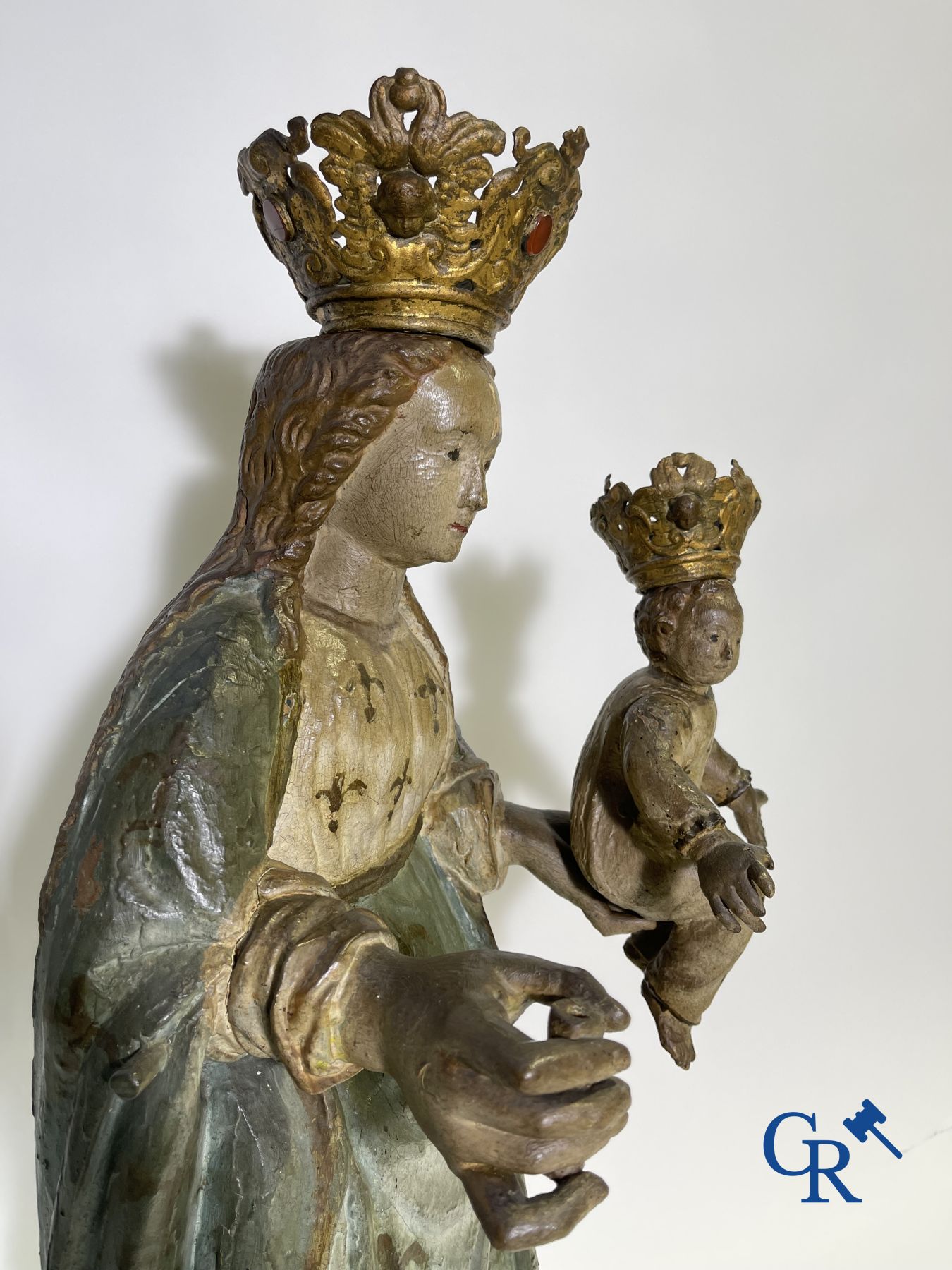 Sculpture Baroque en bois polychrome d'une Vierge à l'enfant. La couronne est incrustée d'une pierre semblable à de l'ambre.