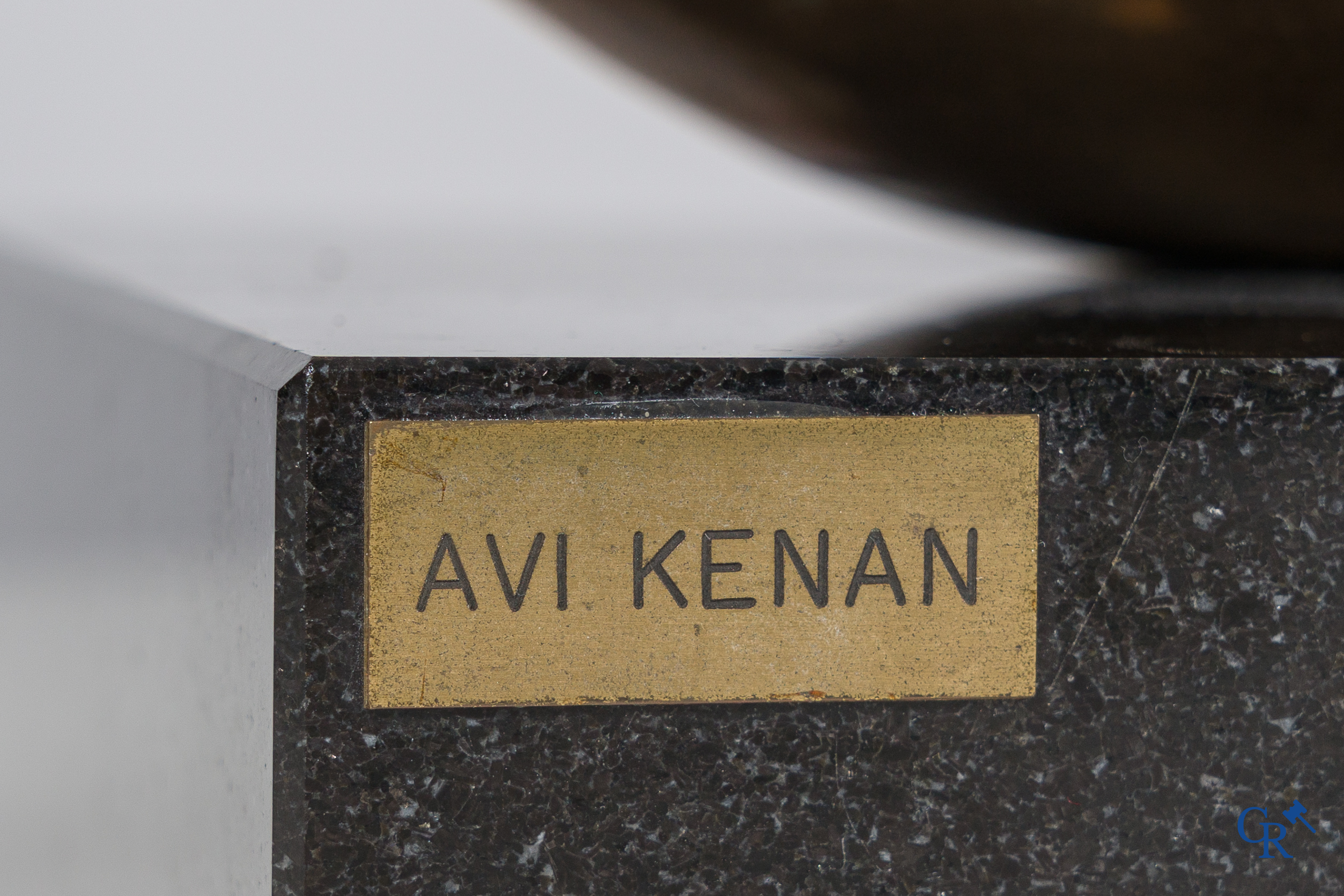 Avi Kenan (1951)(*) "Geboorte" Een gepolijste brons op een sokkel in zwarte graniet. Gesigneerd.