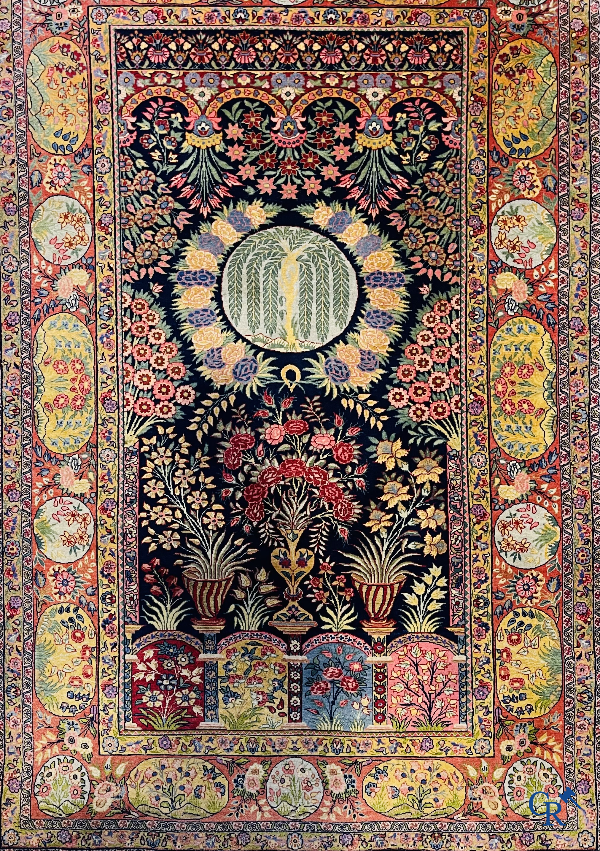 Tapis orientaux: Un tapis oriental finement noué avec un décor floral. Signé.