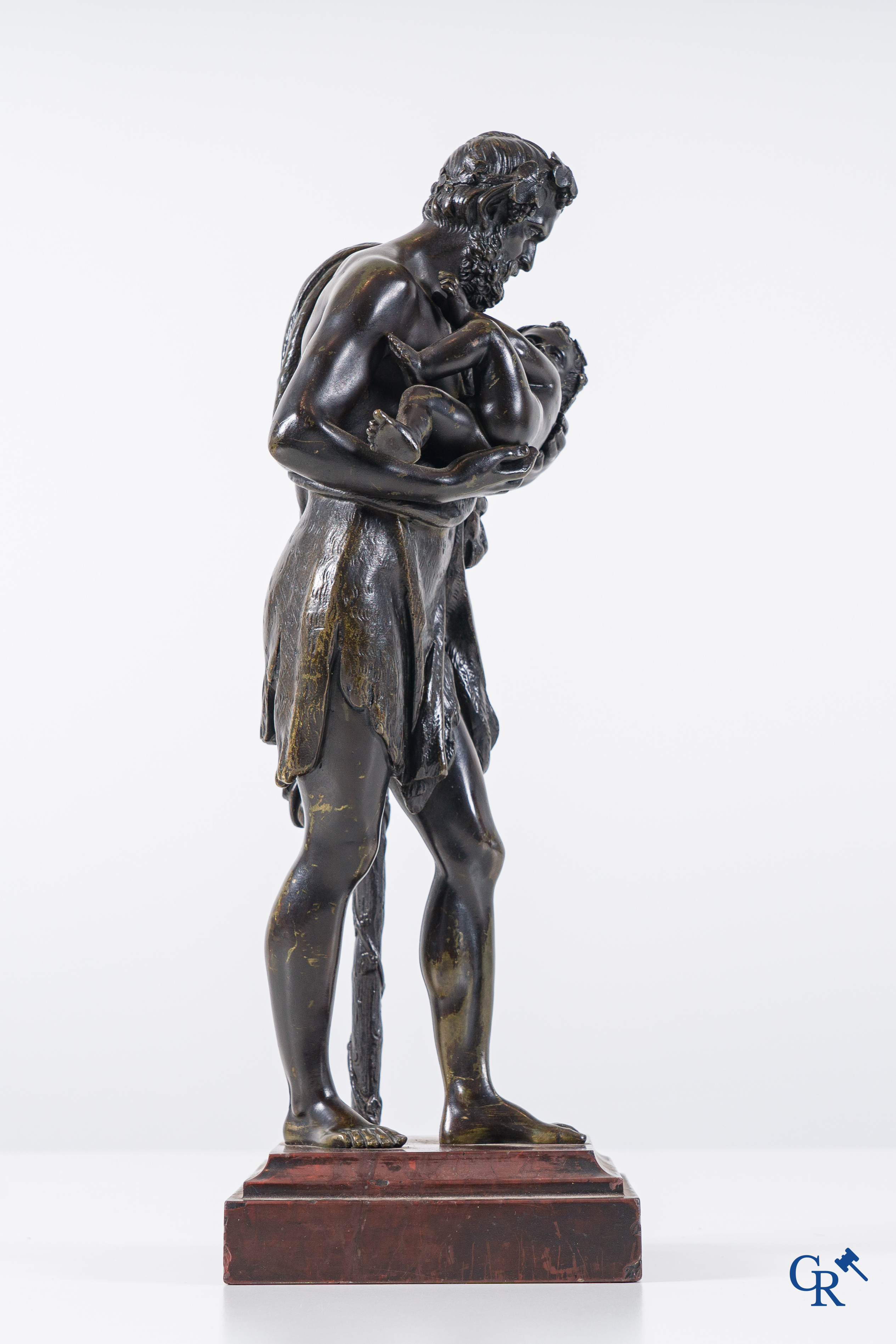 Travail français vers 1830-1840. Silène avec l'enfant Dionysos, statue en bronze d'après un modèle antique.