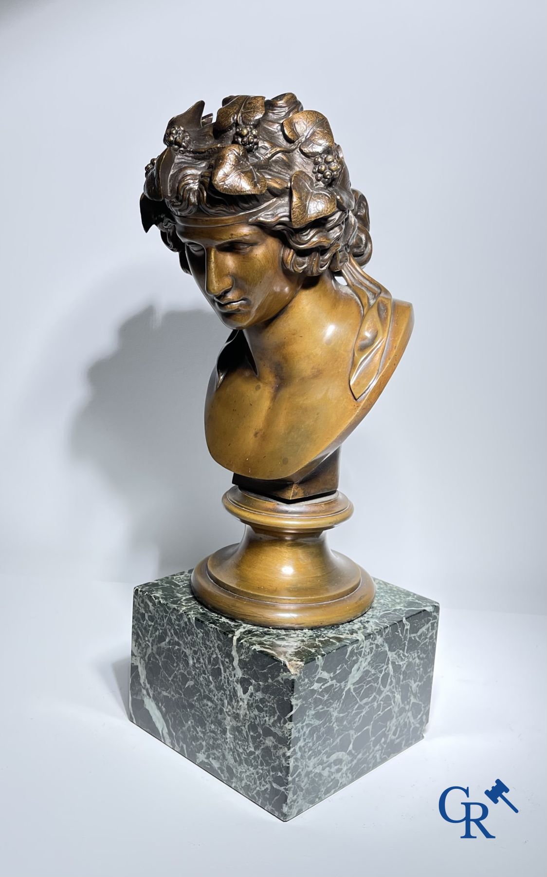 Bronze/Sculpture: Bronze bust in the antique style.