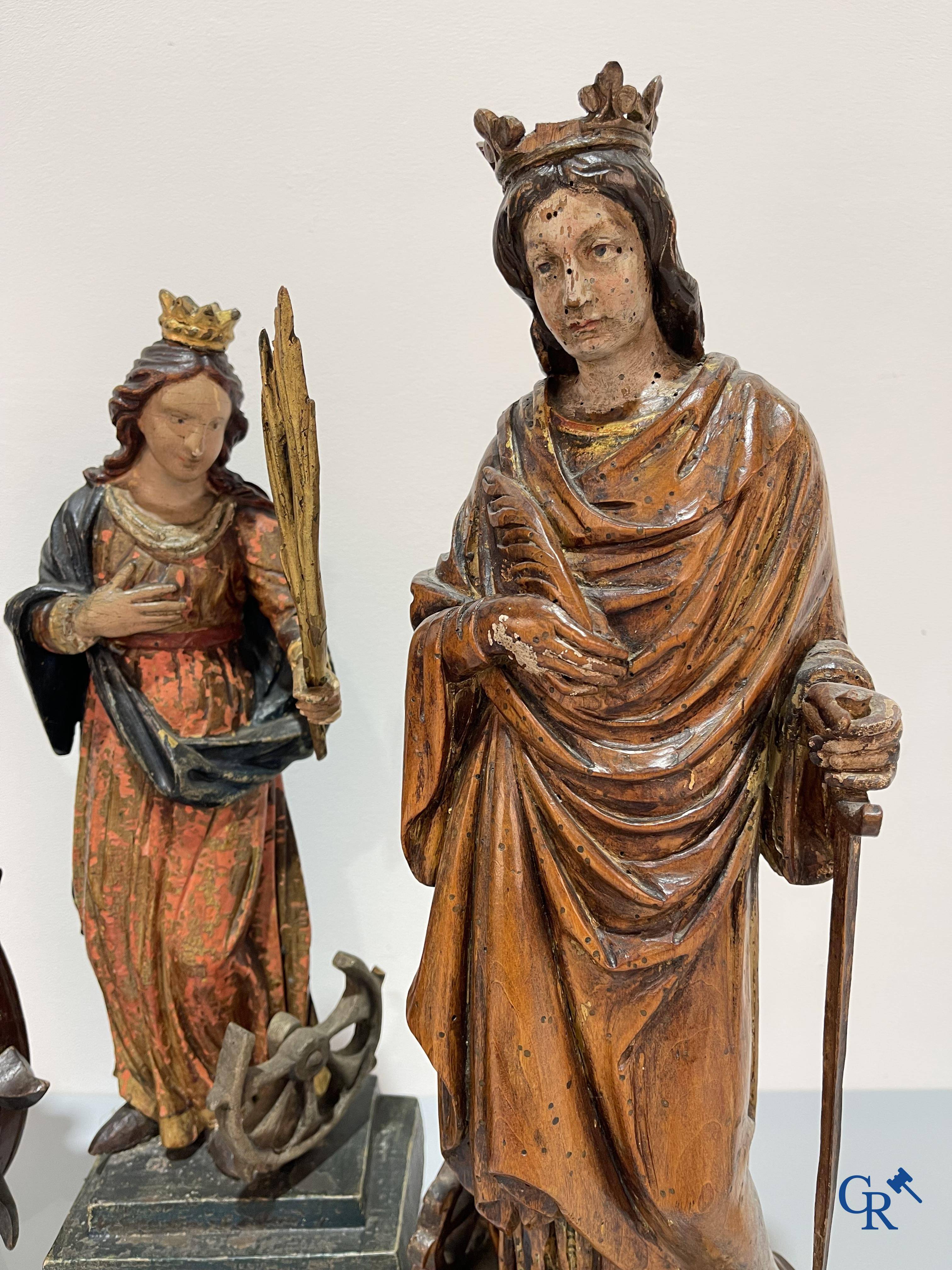 Religieuze objecten, 3 antieke hout gesculpteerde voorstellingen van St. Catharina. 18e-19e eeuw.