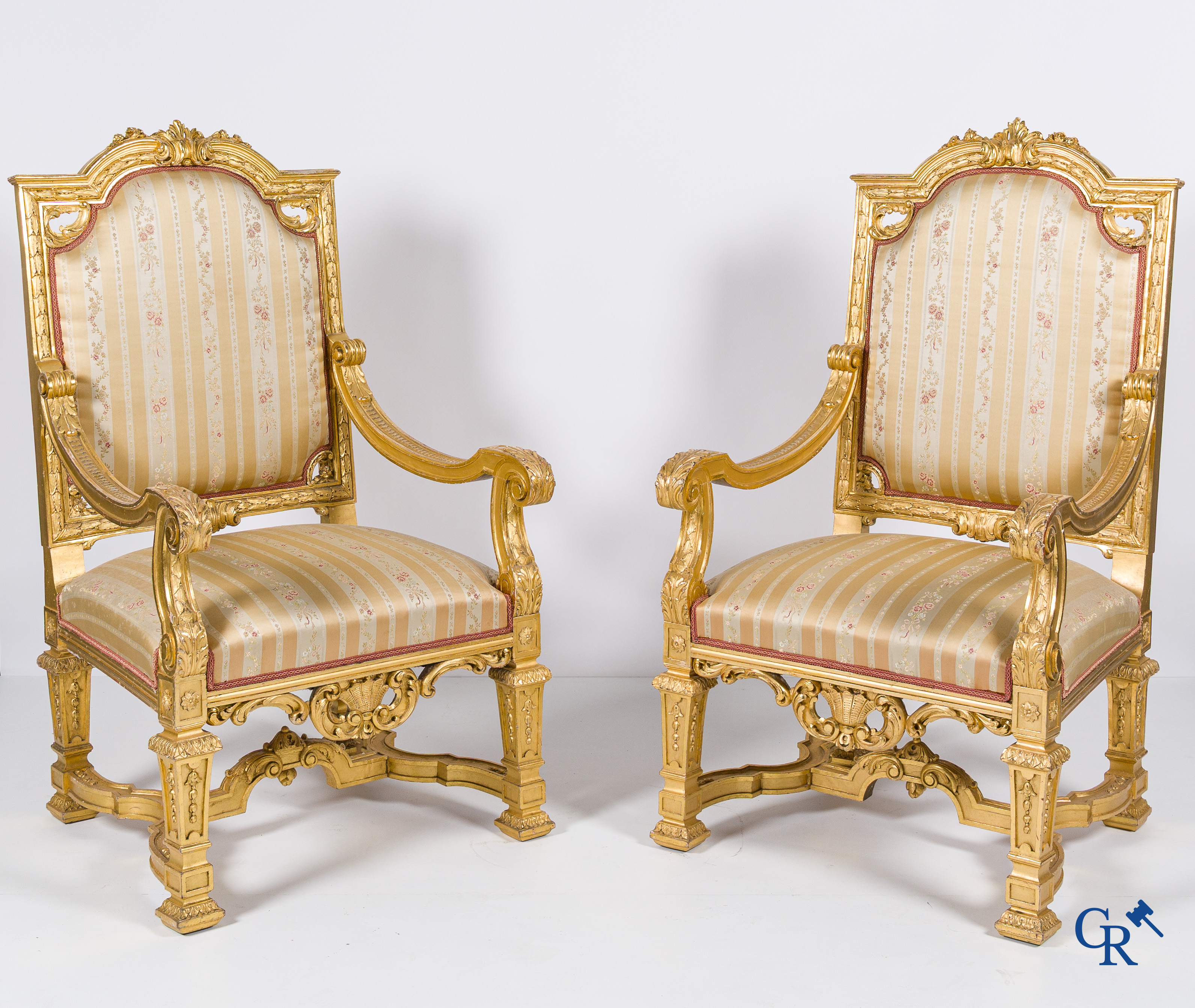 Napoleon III-periode. Een imposante 5-delig rijkelijk hout gesculpteerde en vergulde salon. Circa 1880.