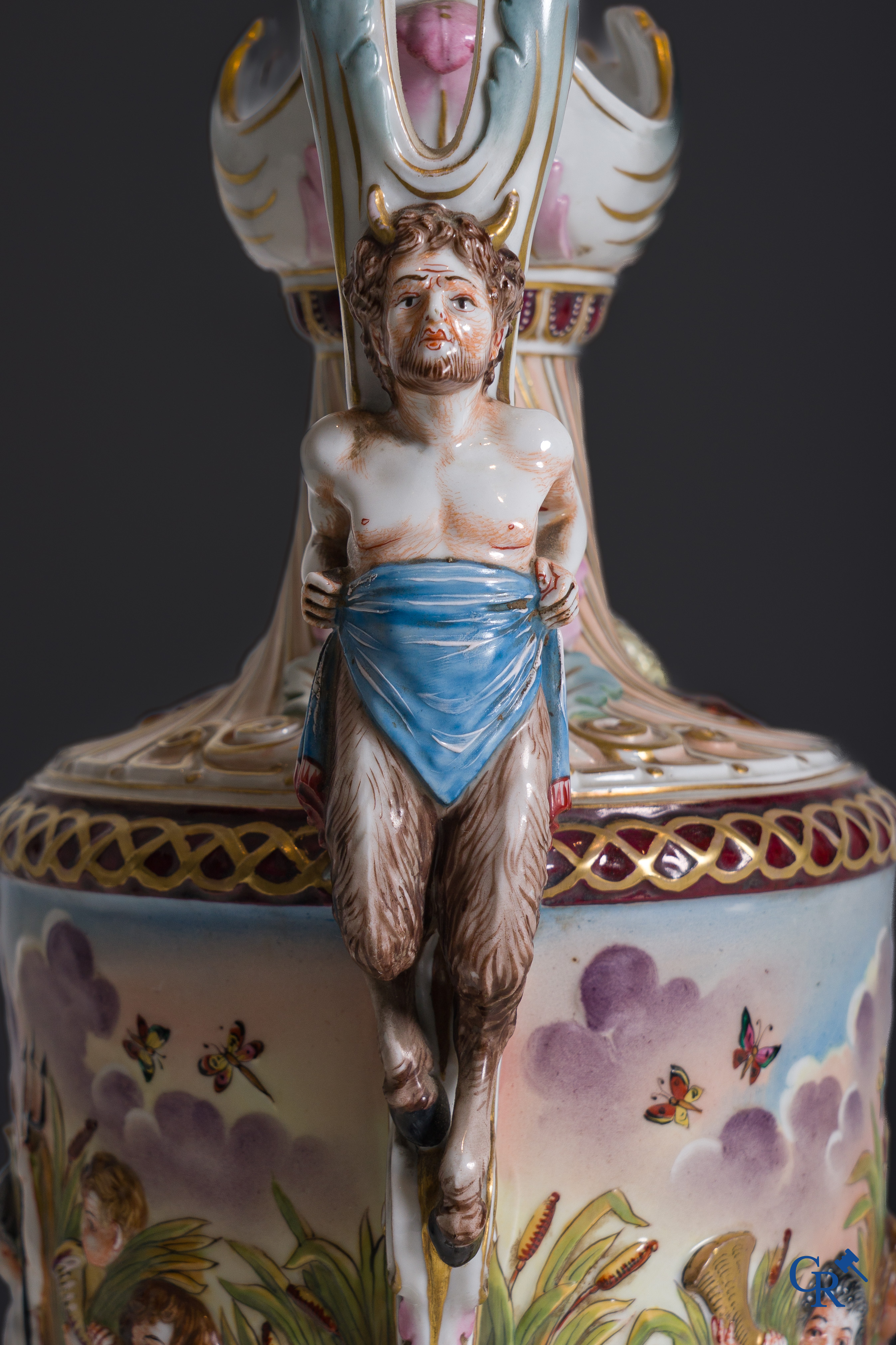 Une cruche ou aiguière en porcelaine de Naples, de style Renaissance. Fin du 19ème siècle.