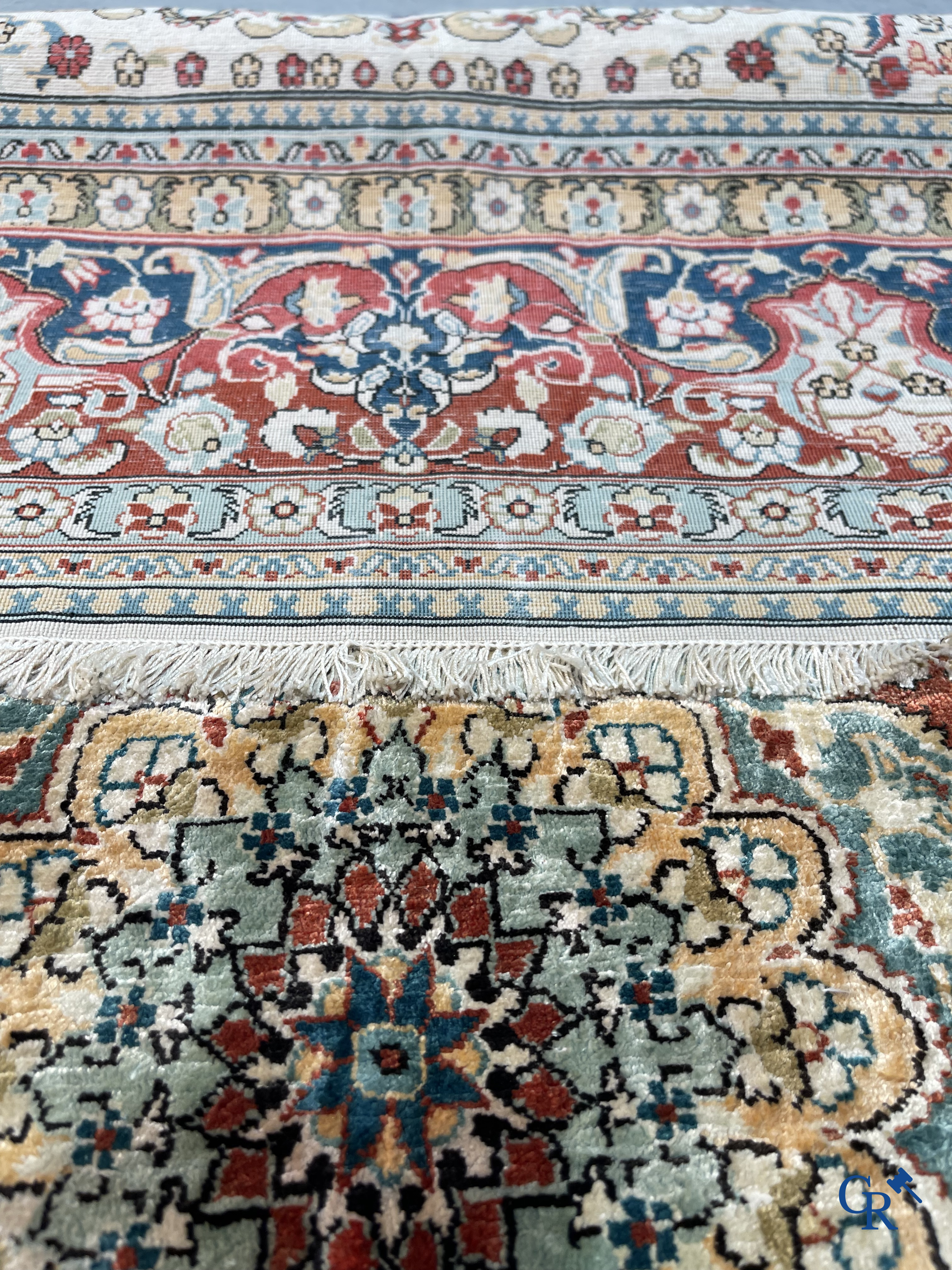 Tapis d'Orient: Hereke, un tapis en soie finement noué au décor floral.