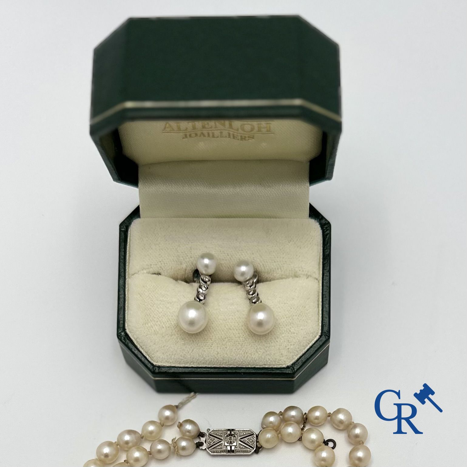 Jewellery: Lot consisting of a pearl necklace with gold clasp 18K and a pair of earrings in white gold 18K.