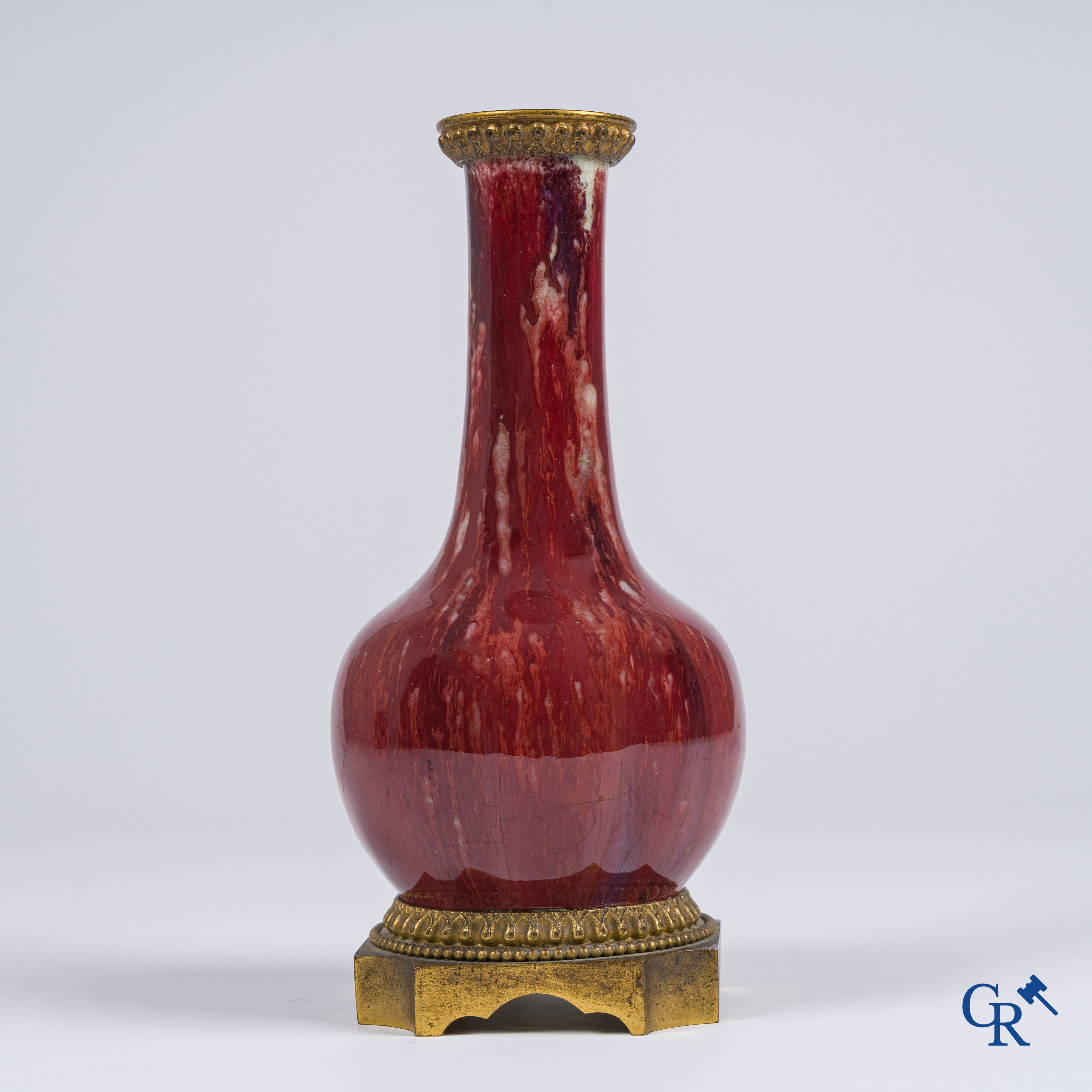 Aziatica, Chinees porselein. Een Chinese Sang de boeuf vaas met bronzen monturen. Gemerkt.