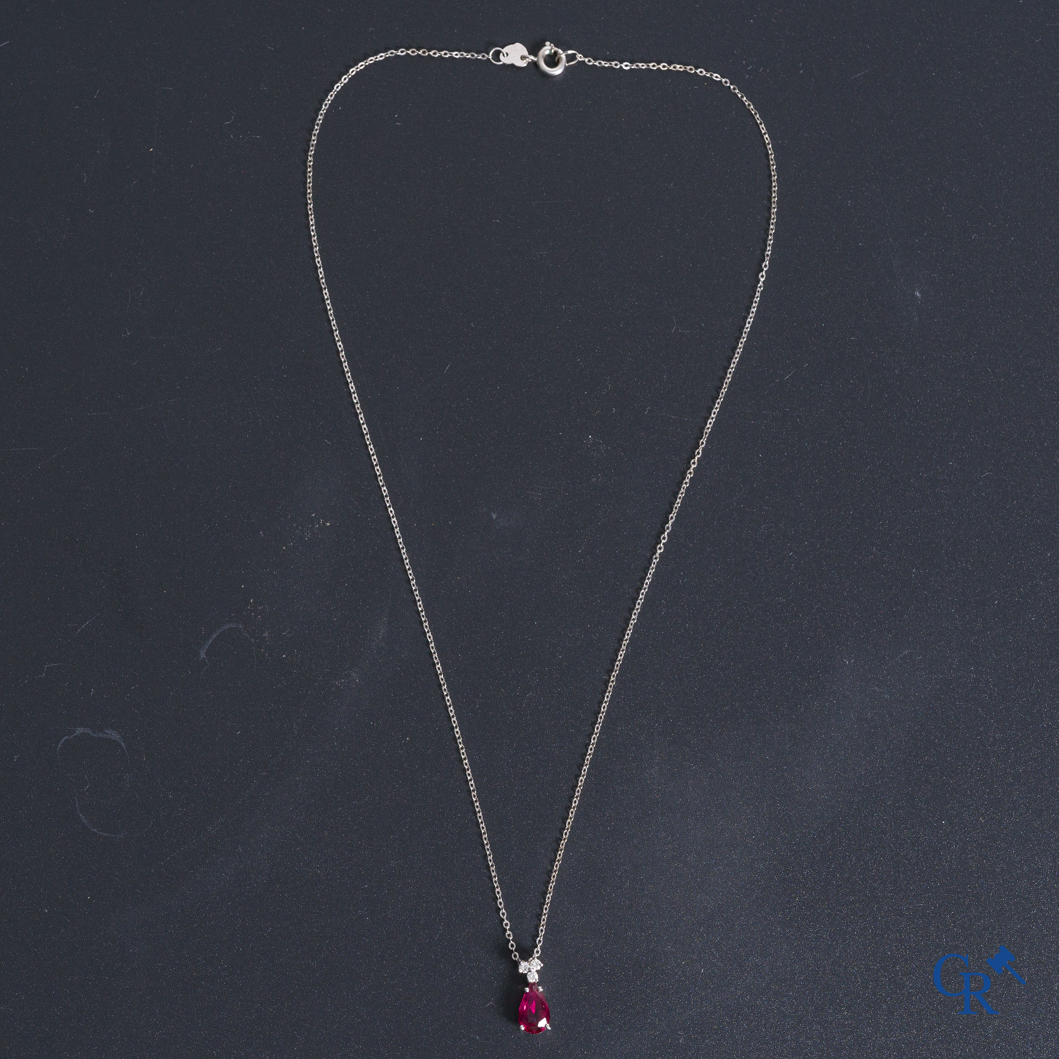 Jewellery: 2 necklaces in white- and yellow gold 18kt (750°/00) with an aquamerine and a ruby.