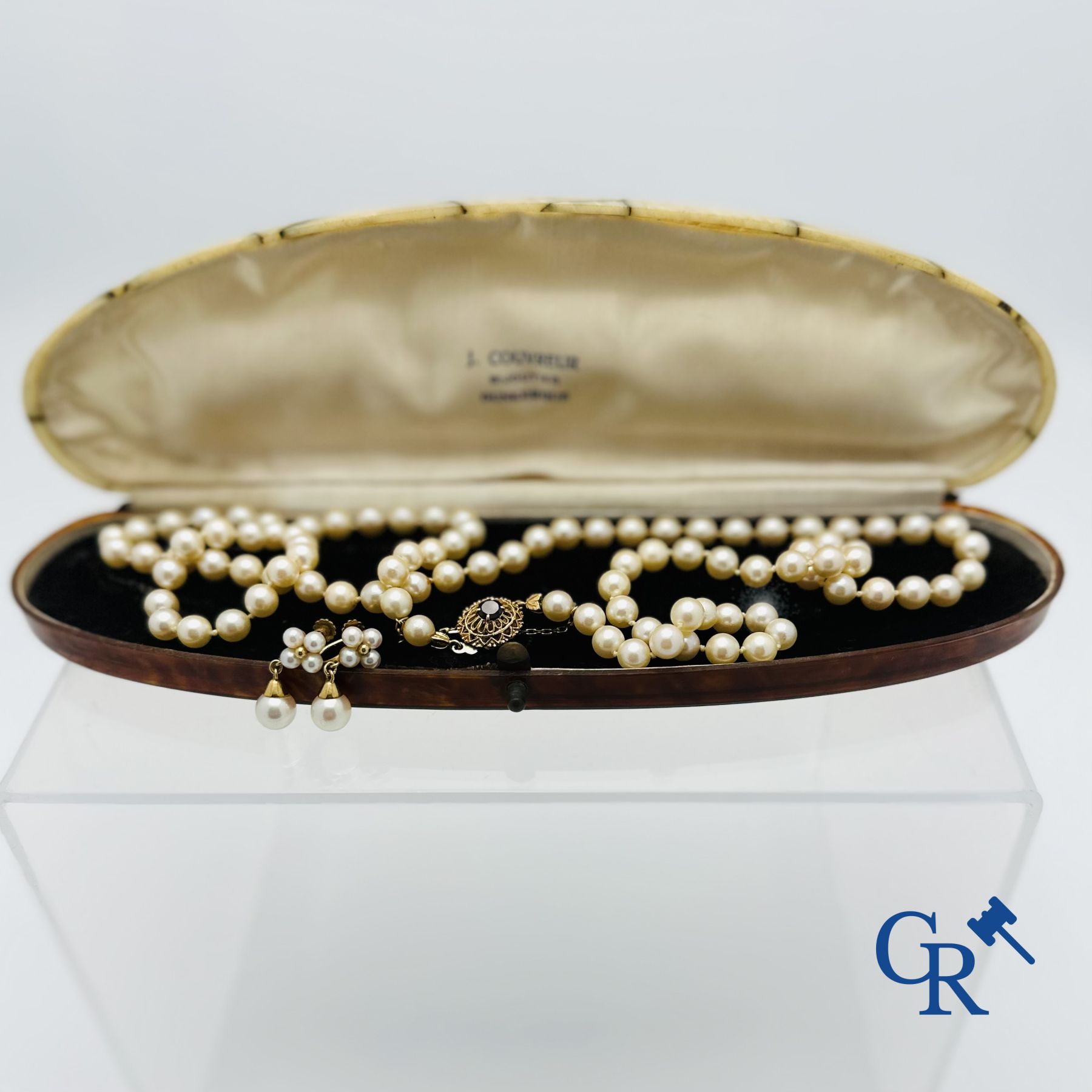 Jewellery: Lot consisting of a pearl necklace with gold clasp 18K and a pair of earrings in gold 18K.