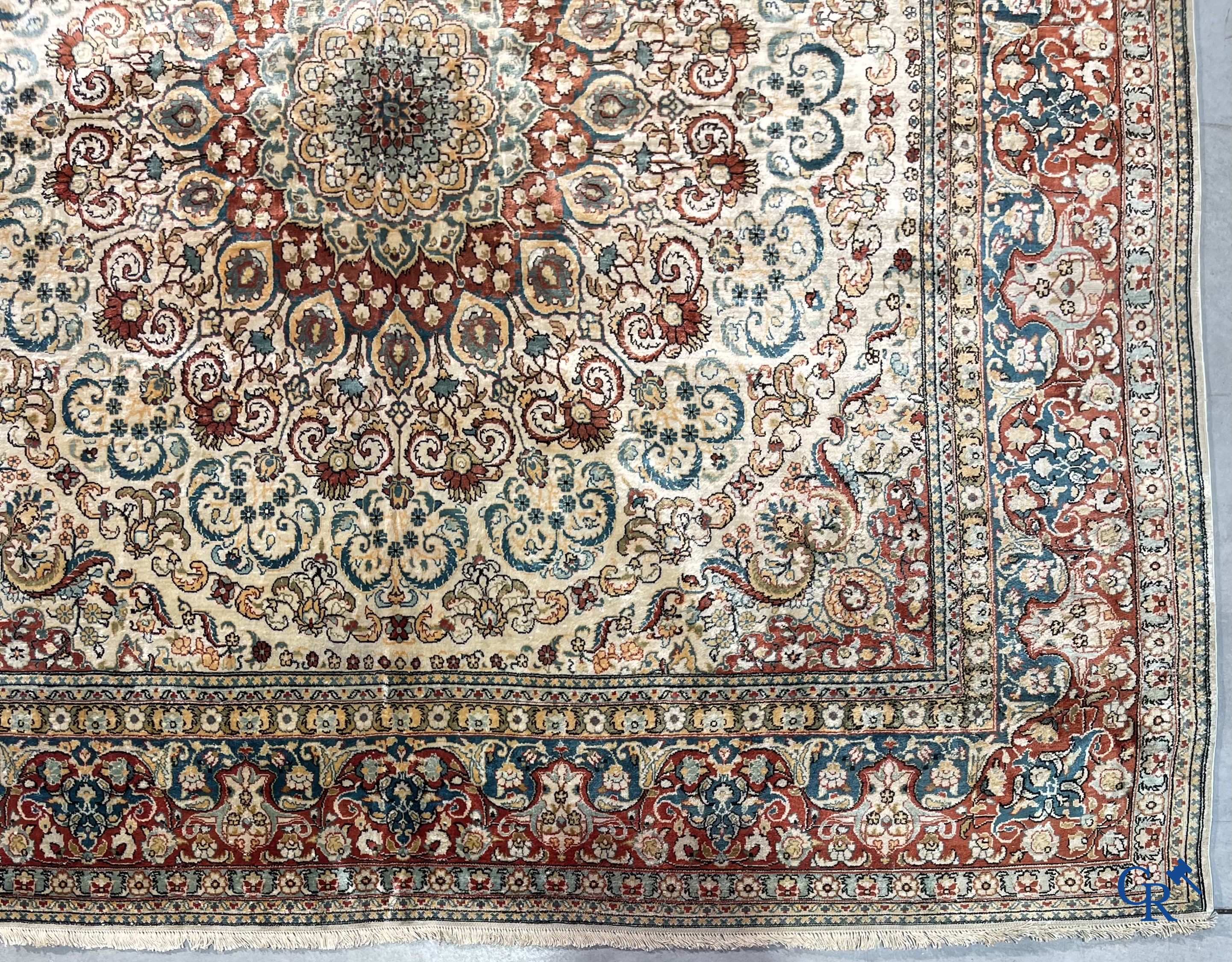 Tapis d'Orient: Hereke, un tapis en soie finement noué au décor floral.