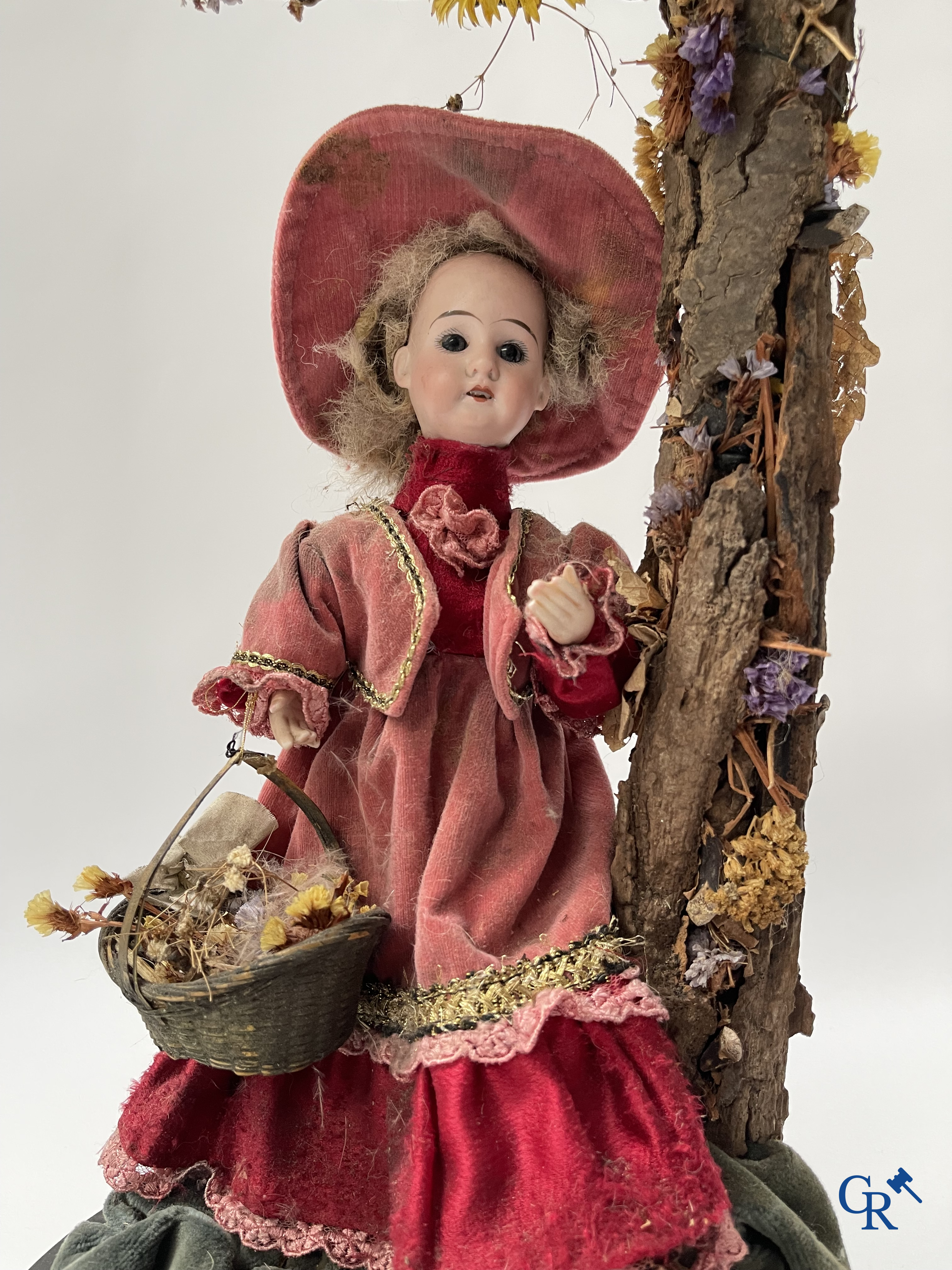 Un automate dans le gout de Phalibois, avec de la musique, la tête et les mains en porcelaine et en mouvement. Vers 1900.