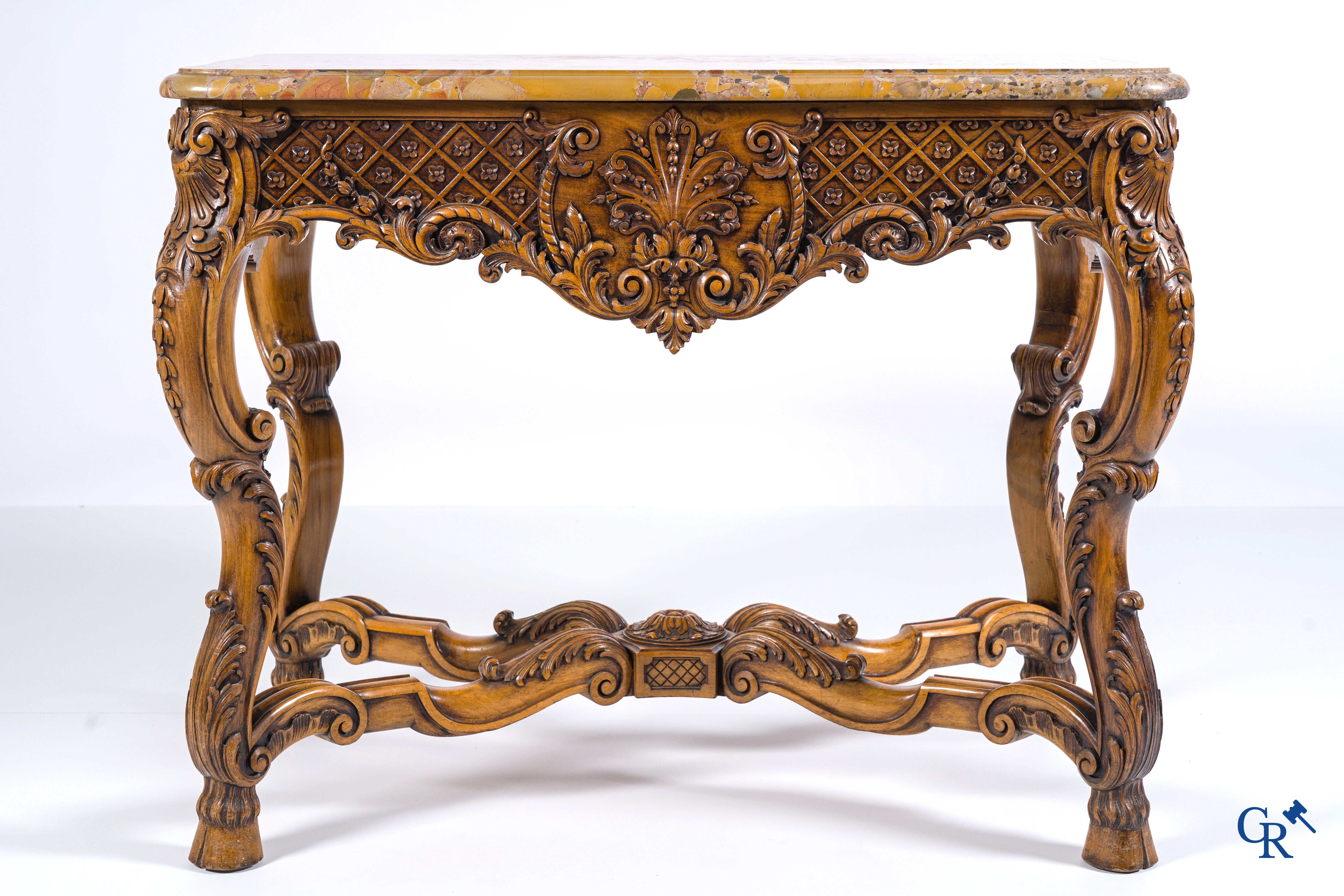 Une table console en bois richement sculptée avec un plateau en marbre. Vers 1930.