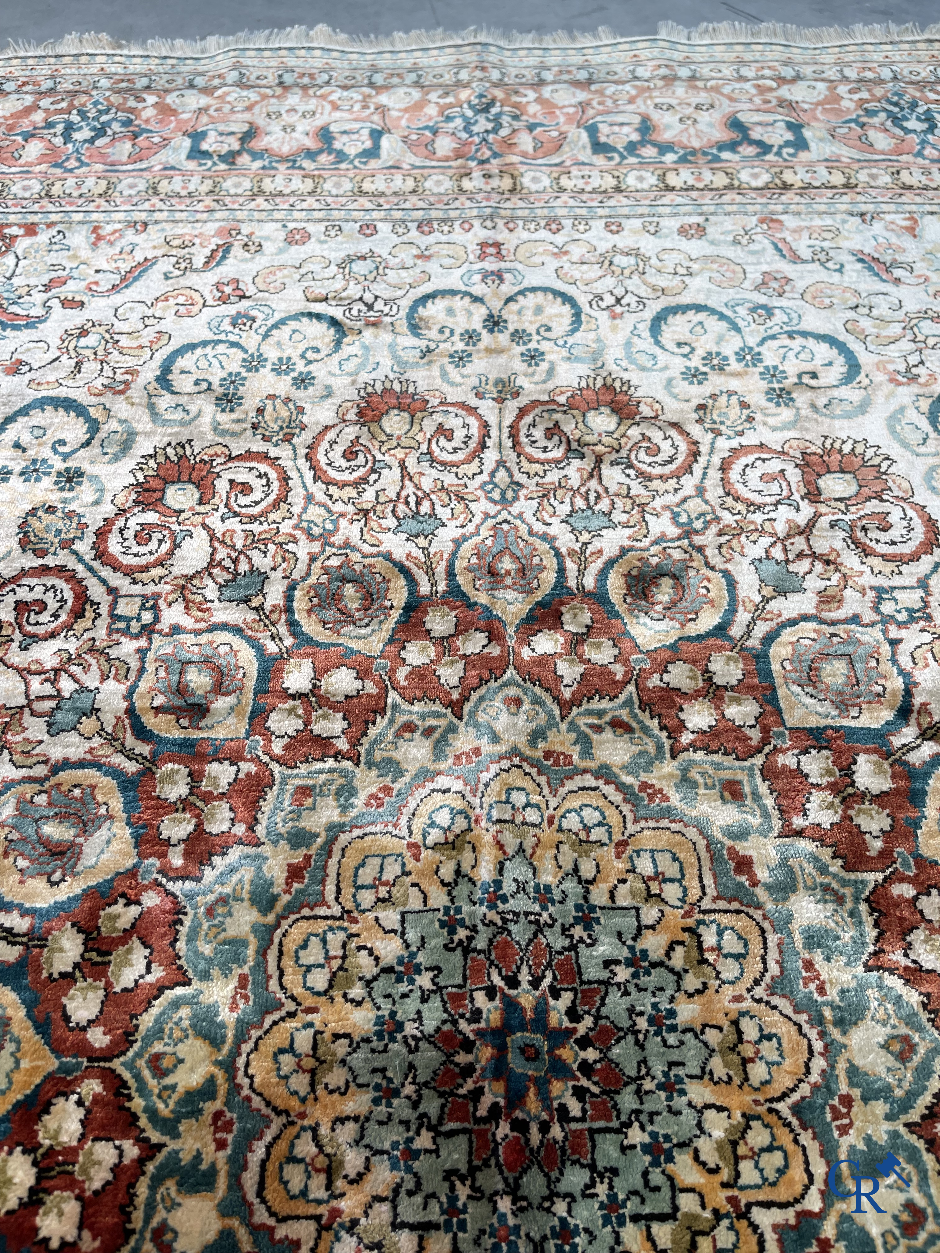 Tapis d'Orient: Hereke, un tapis en soie finement noué au décor floral.