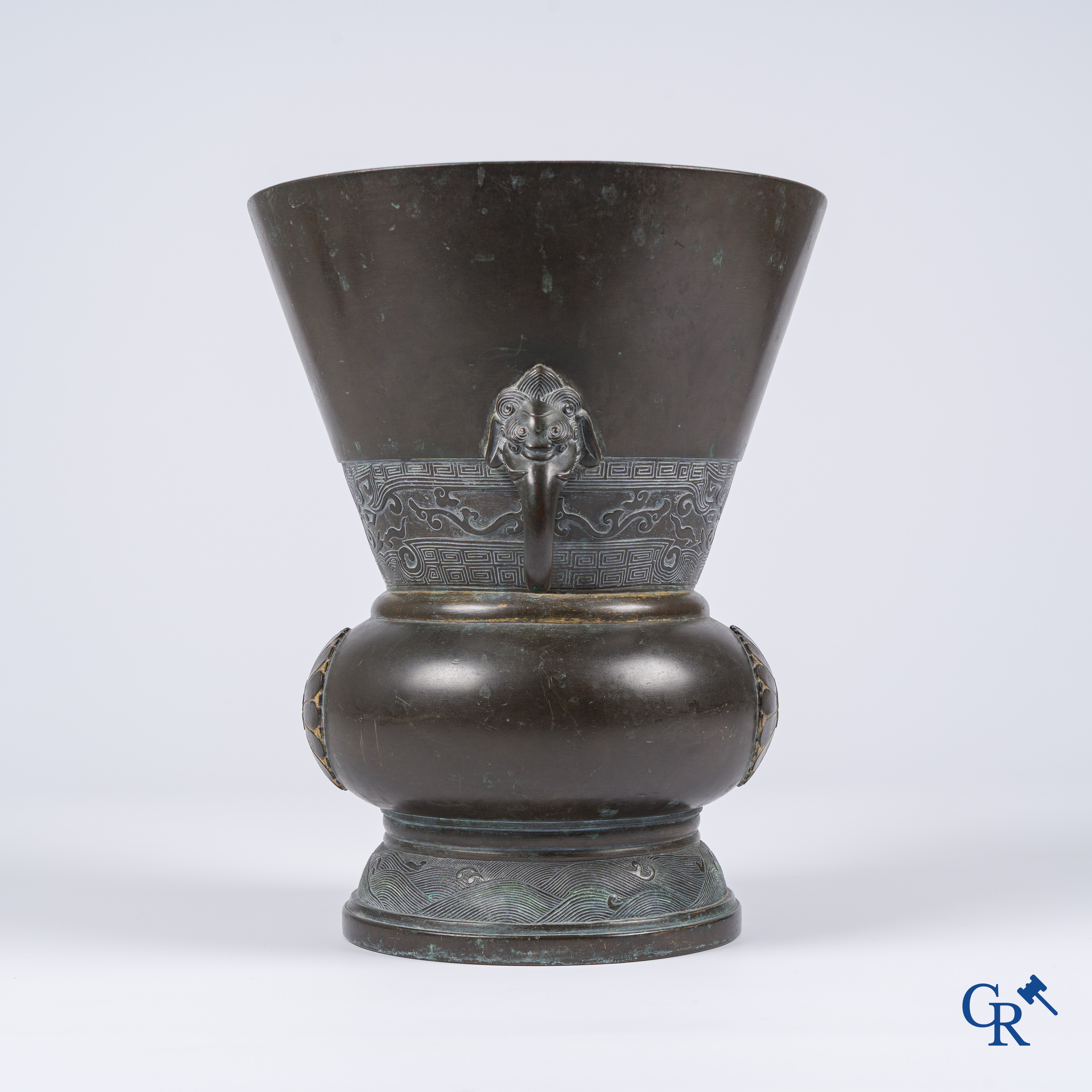 Aziatica, Een Chinese bronzen vaas met verguldsel. (inscripties in inkt op de bodem)