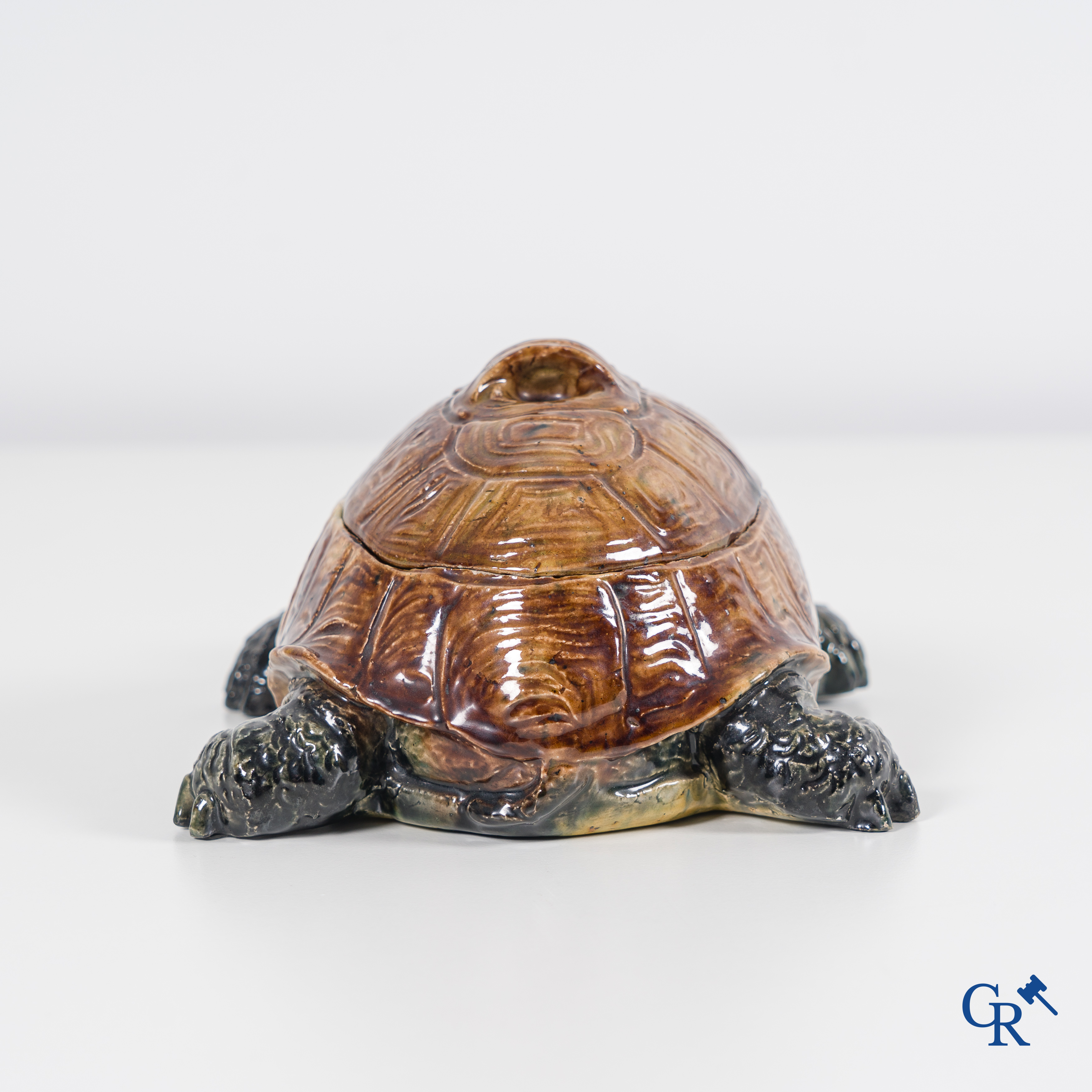 Poterie flamande: Vande Voorde, grande tortue en poterie de Bruges.