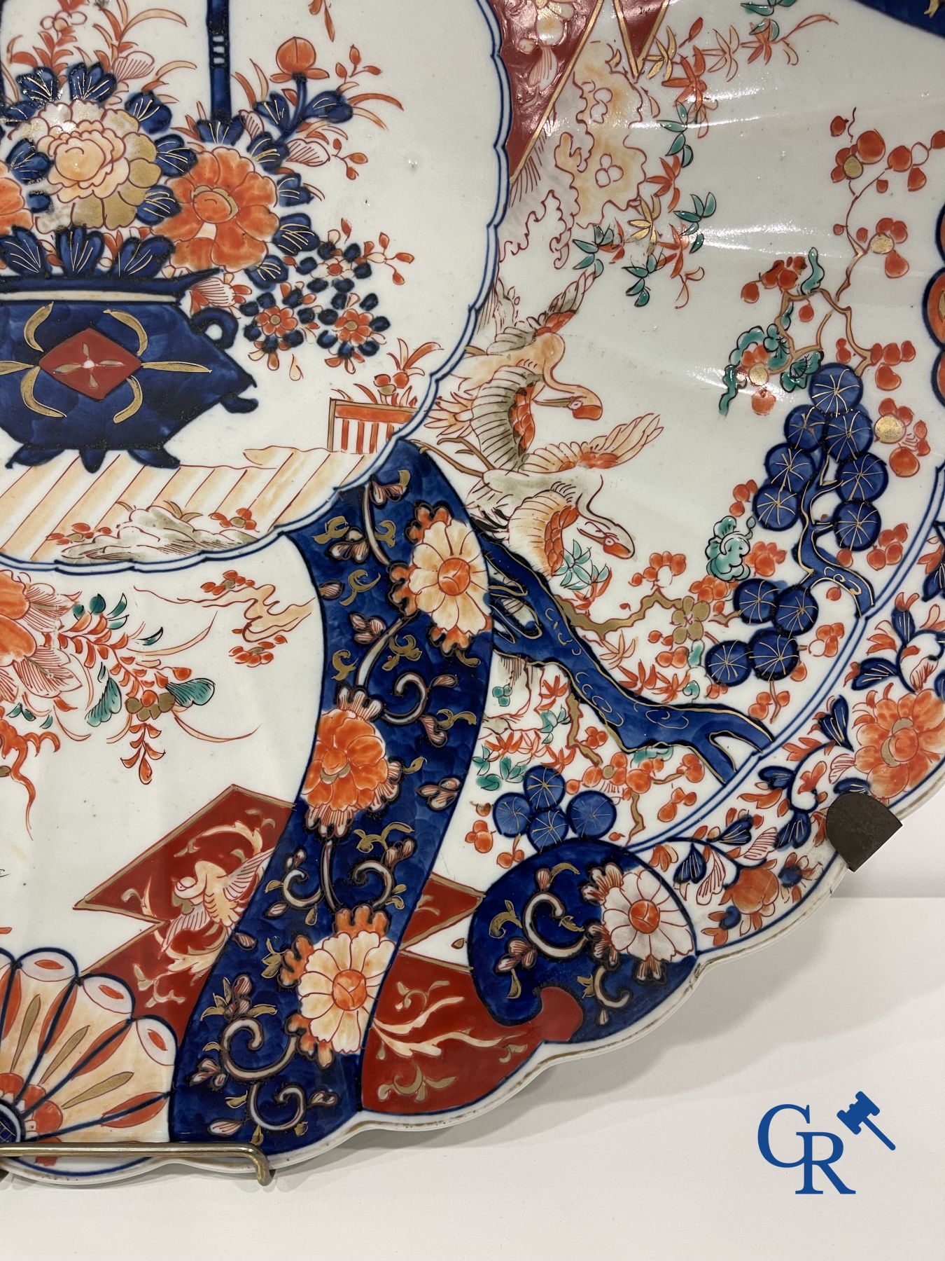 Asian Art: An imposing dish in imari porcelain. 19th century.