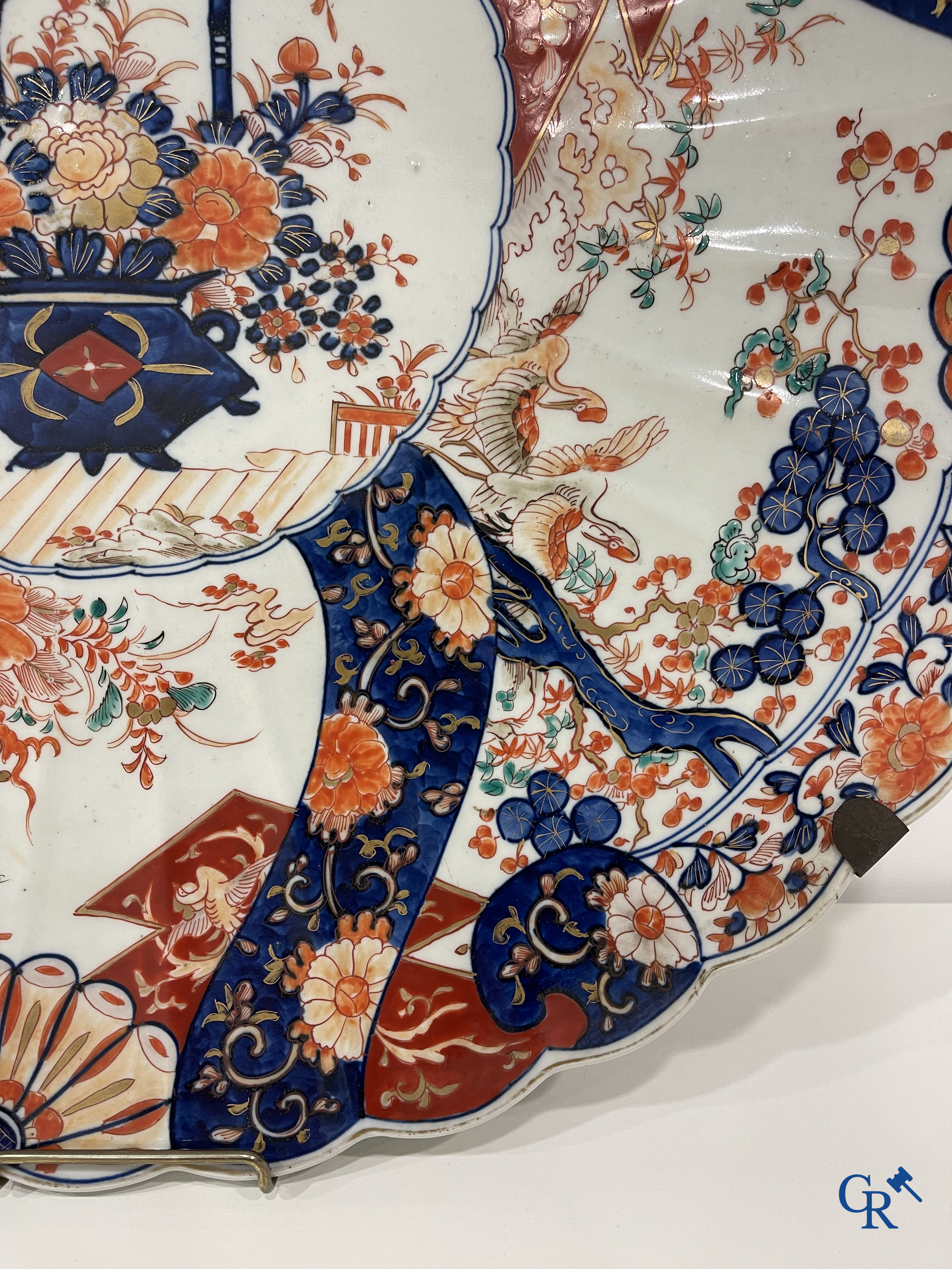 Asian Art: An imposing dish in imari porcelain. 19th century.