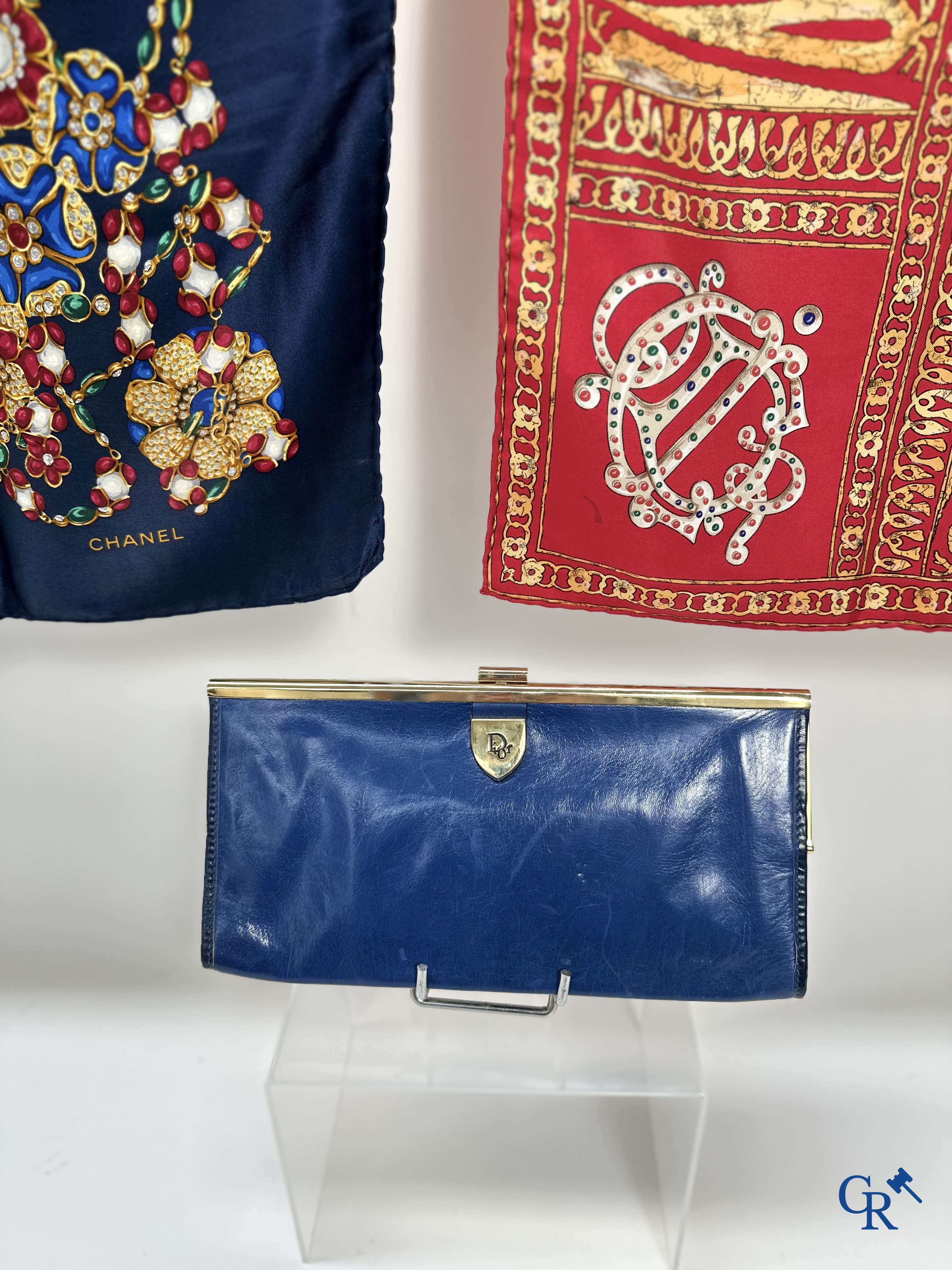 Chanel / Christian Dior: Lot de 2 foulards et un sac de soirée en cuir bleu.