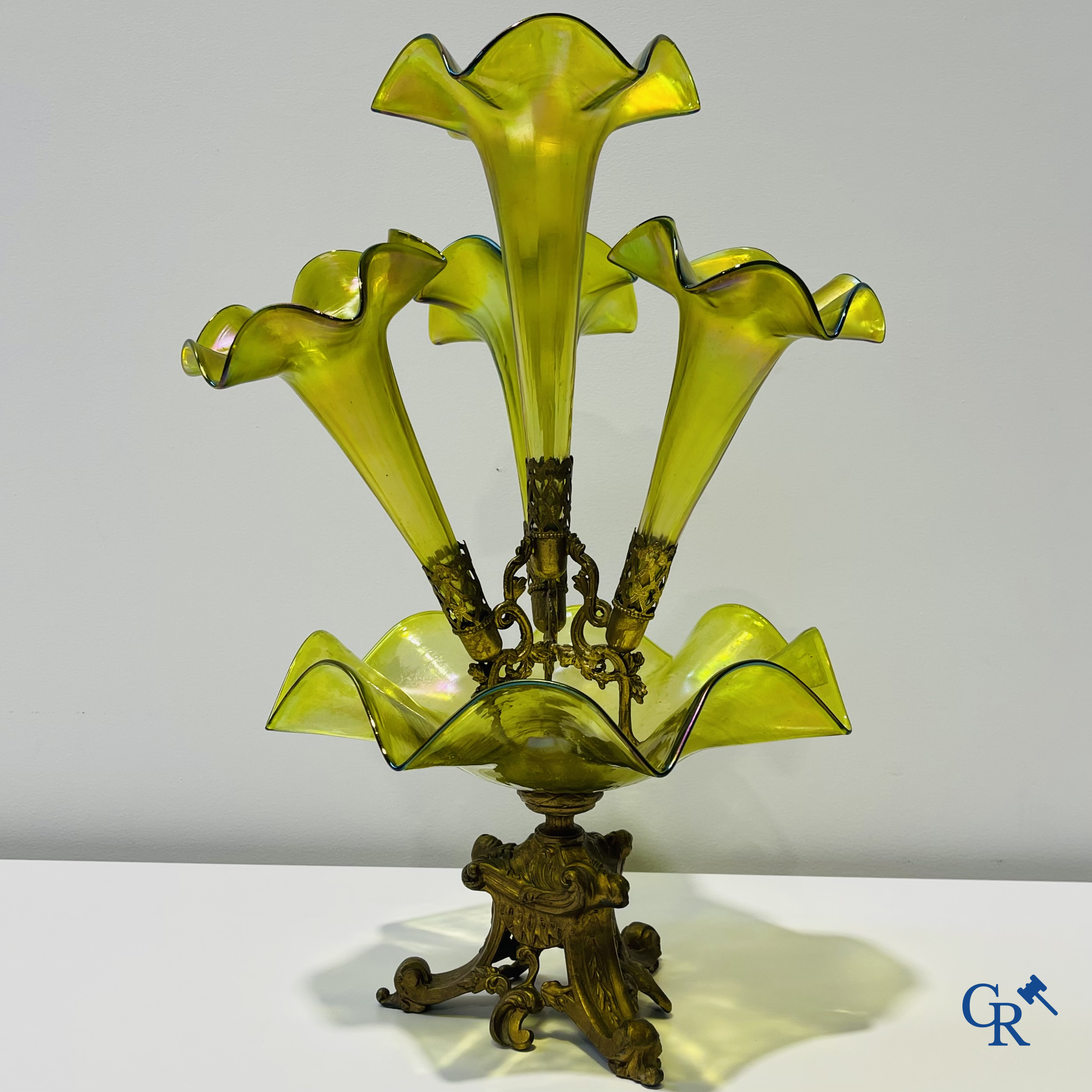 Table centerpiece "soliflore" with 4 tulipes and a central plate in the manner of Loetz. Period 1900.