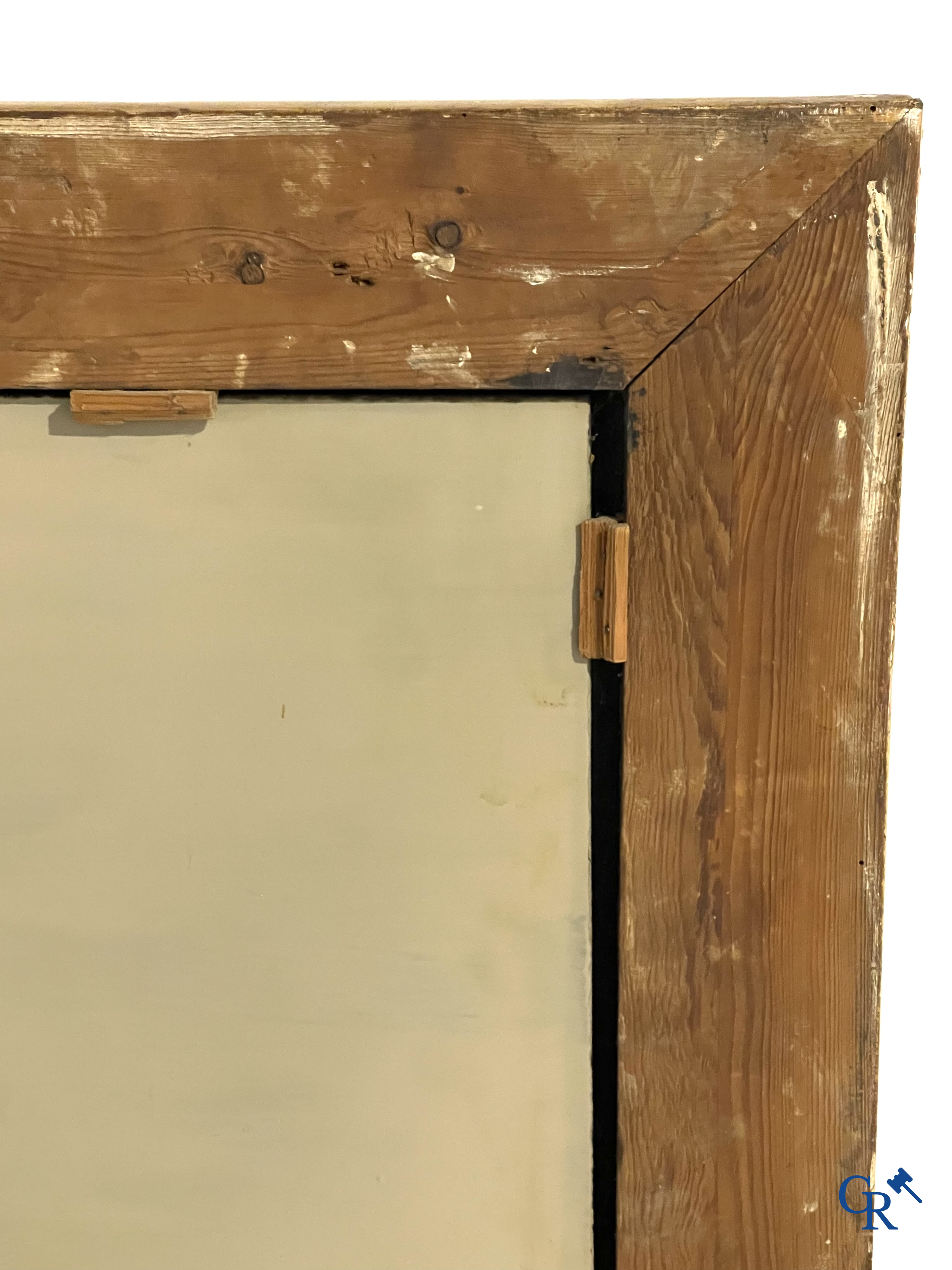 Un grand miroir de cheminée doré, style LXVI. Vers 1920.