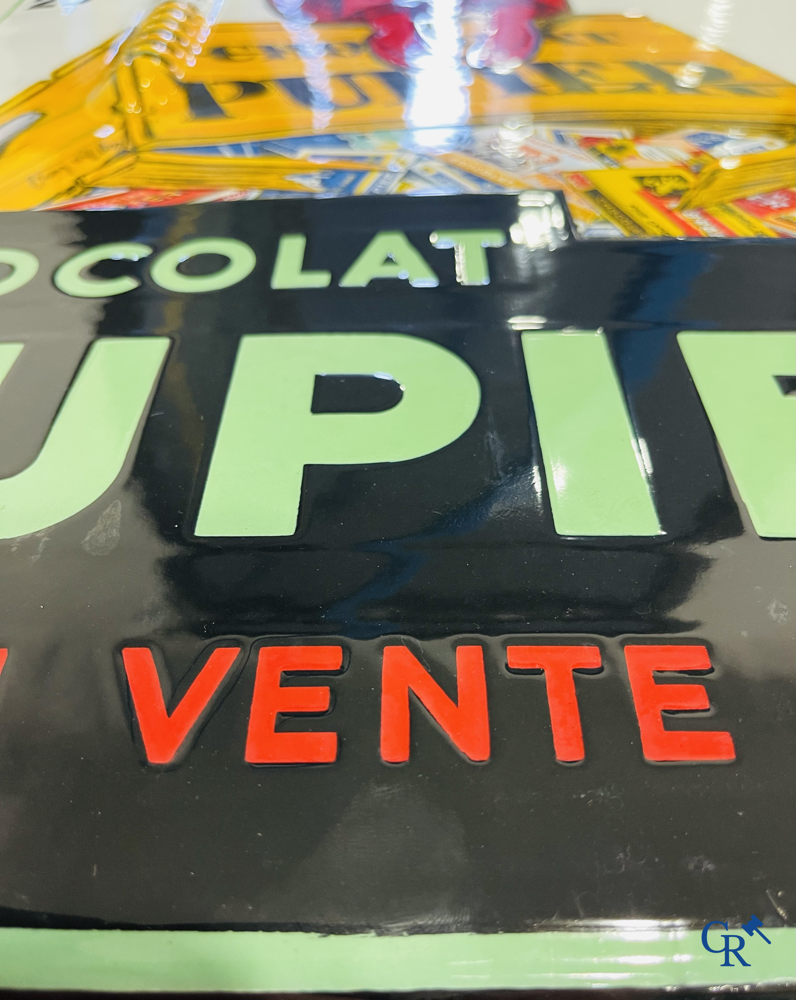 Chocolat Pupier, emaille reclamebord geïllustreerd met het personage ontworpen door Jean D'Ylen. Circa 1930.