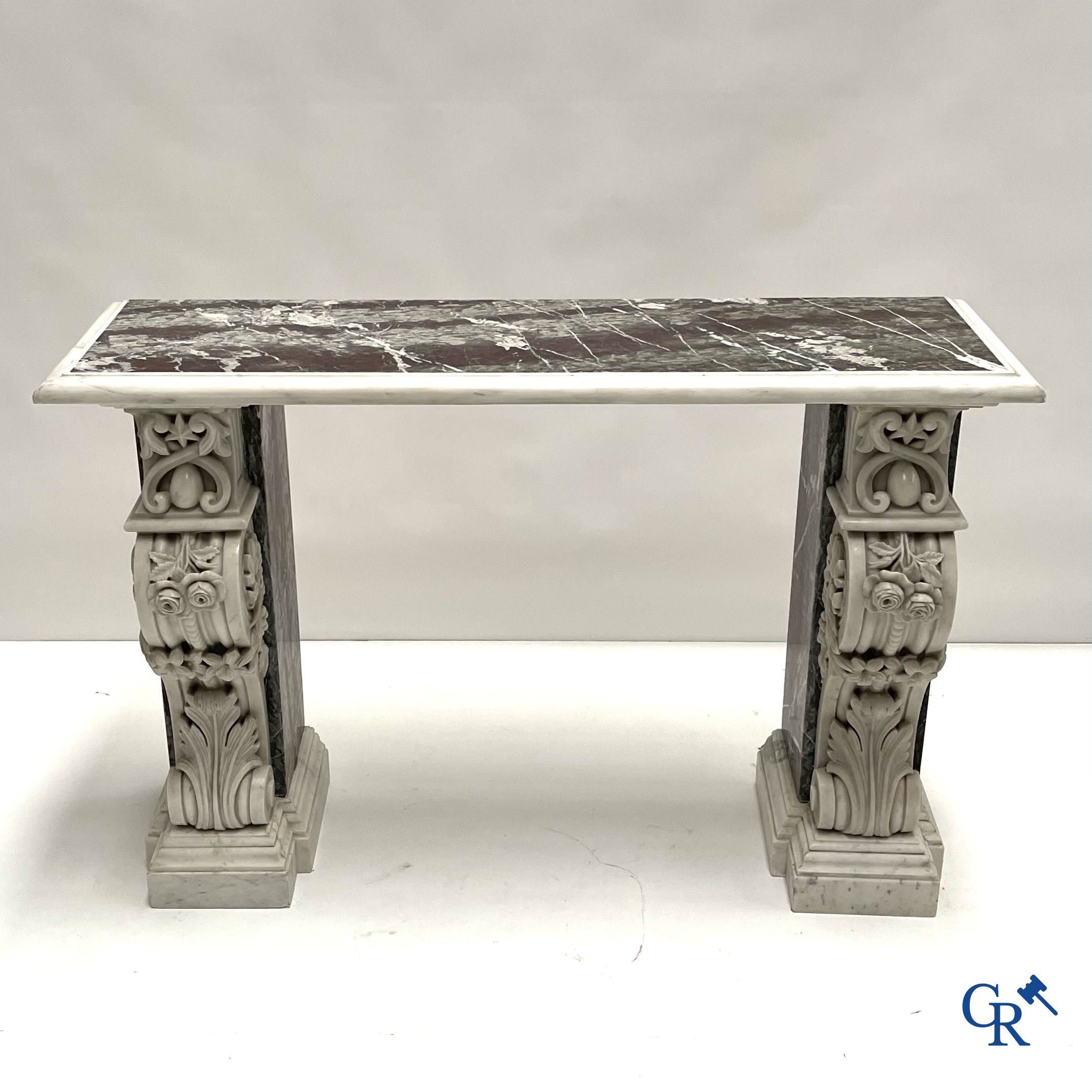 Een imposante muurconsole in meerdere soorten marmer. 19e eeuw.