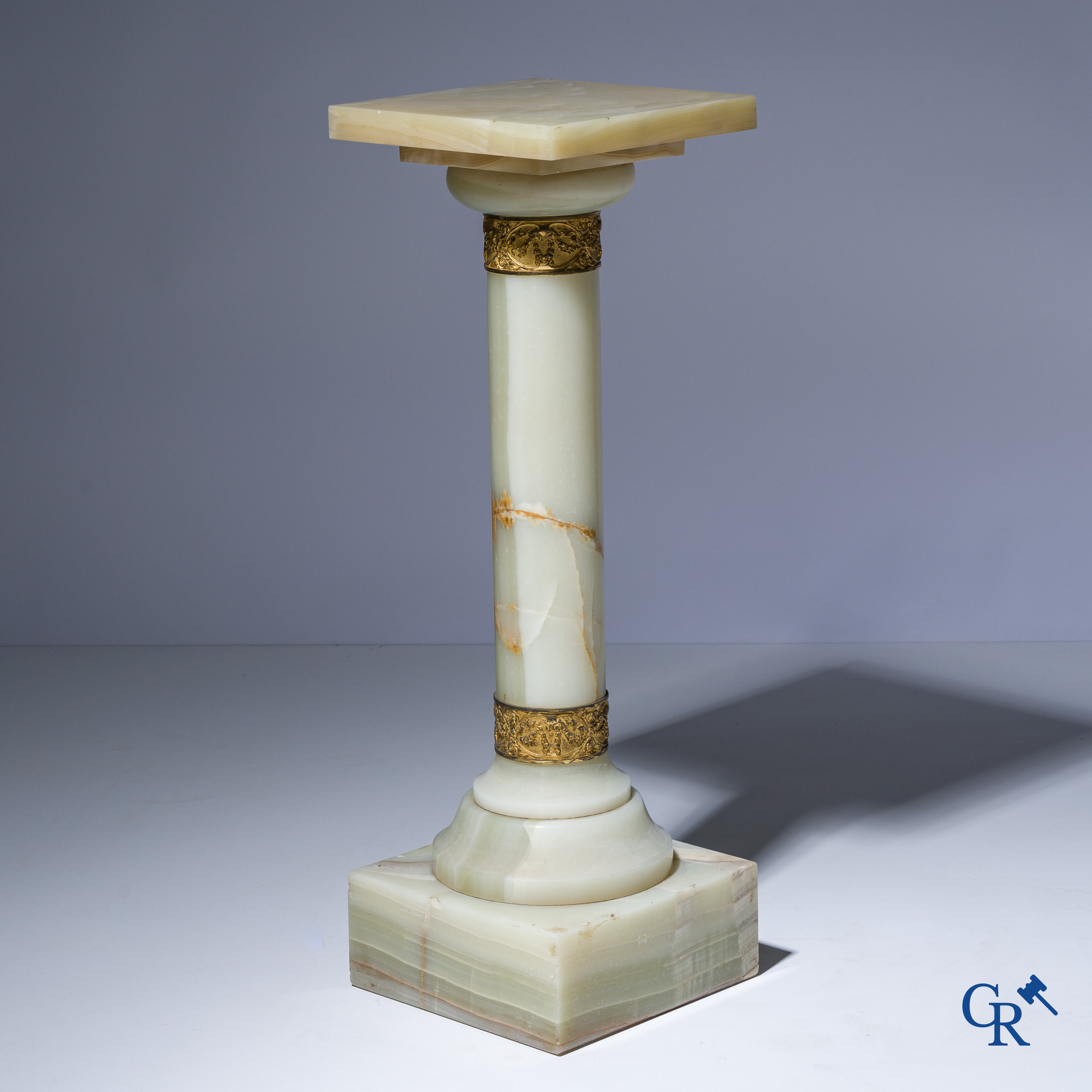 A pedestal in onyx and bronze with a pivoting platform. circa 1920.