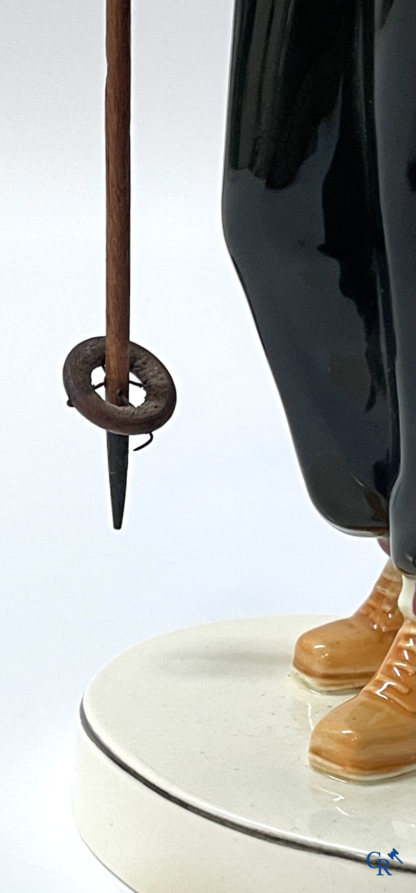 Hertwig en Company, Katzhütte, Thüringen. Een skiester in fijn polychroom en geglazuurd aardewerk. Circa 1930.