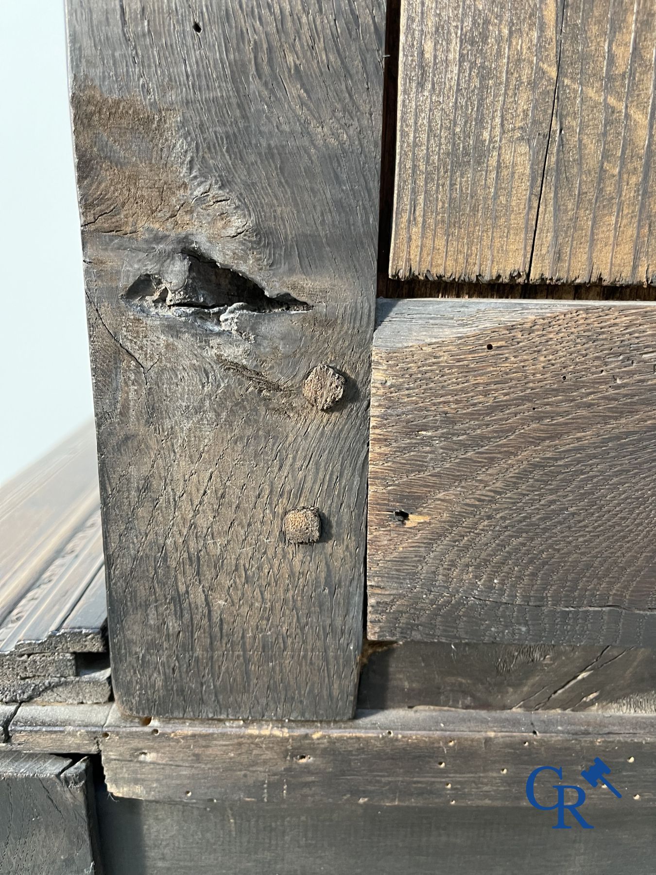 Meubel: Een eikenhouten sacristie credens.