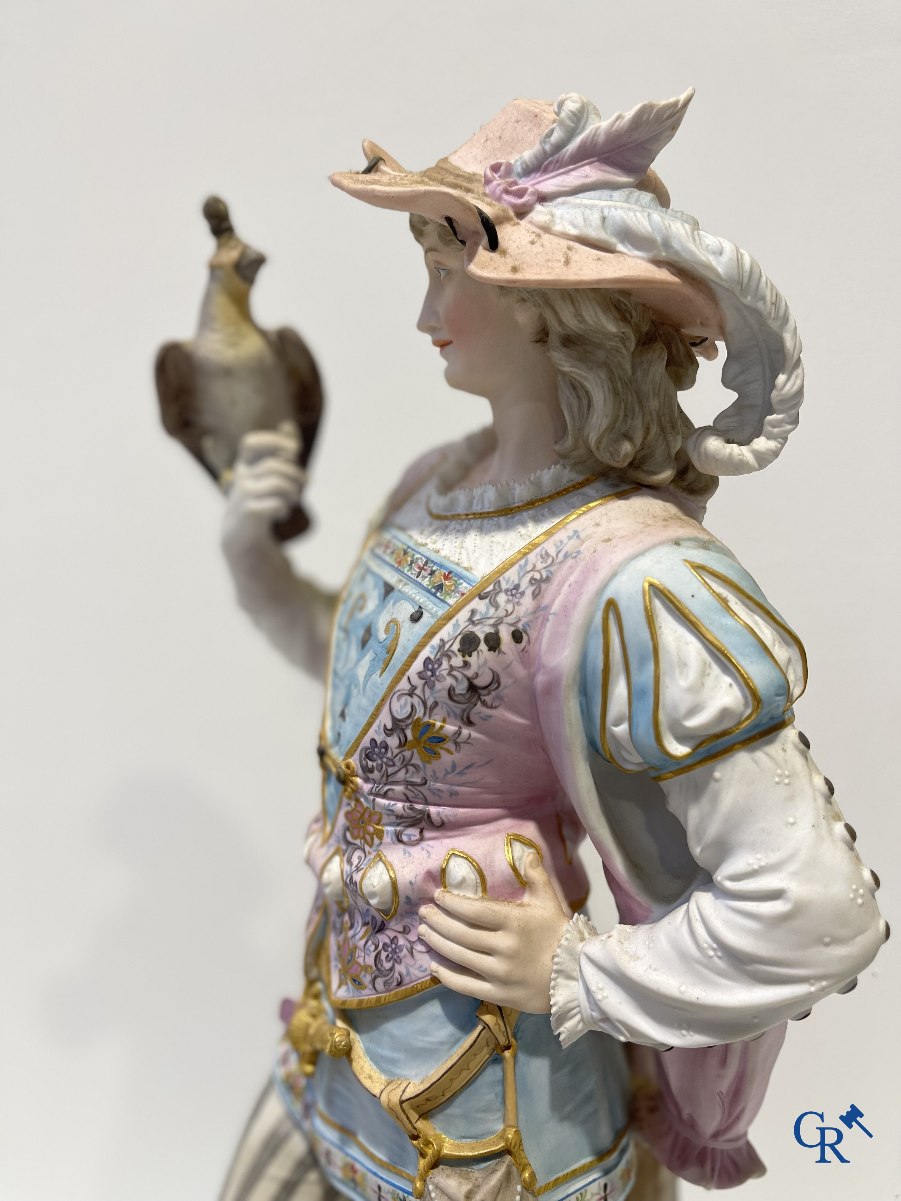 Exceptionnelle paire de grandes statues en biscuit polychrome et dorée. 2ème moitié du 19ème siècle.