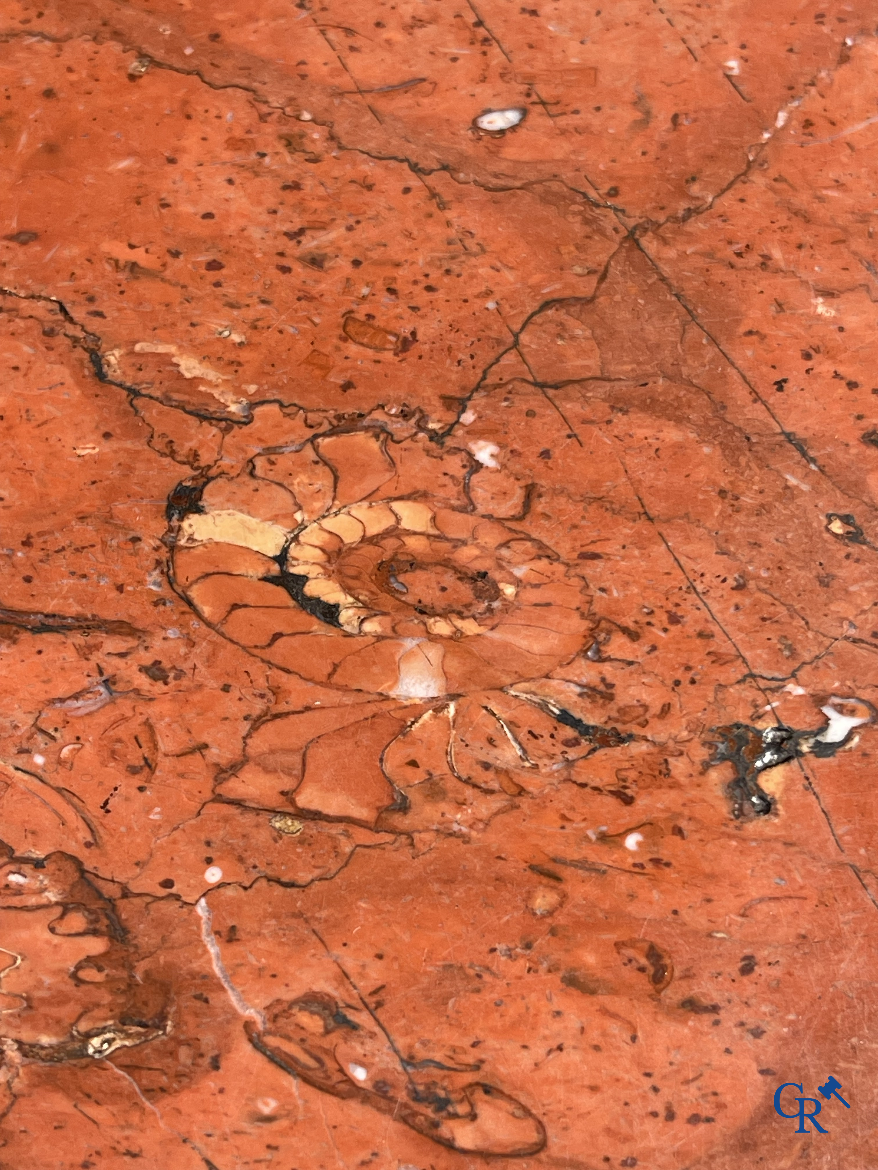 Maison Roll, 42, Rue Faubourg St. Antoine Paris. Een uitzonderlijk desserte meubel in gesculpteerd notelaar. LXVI-Stijl.