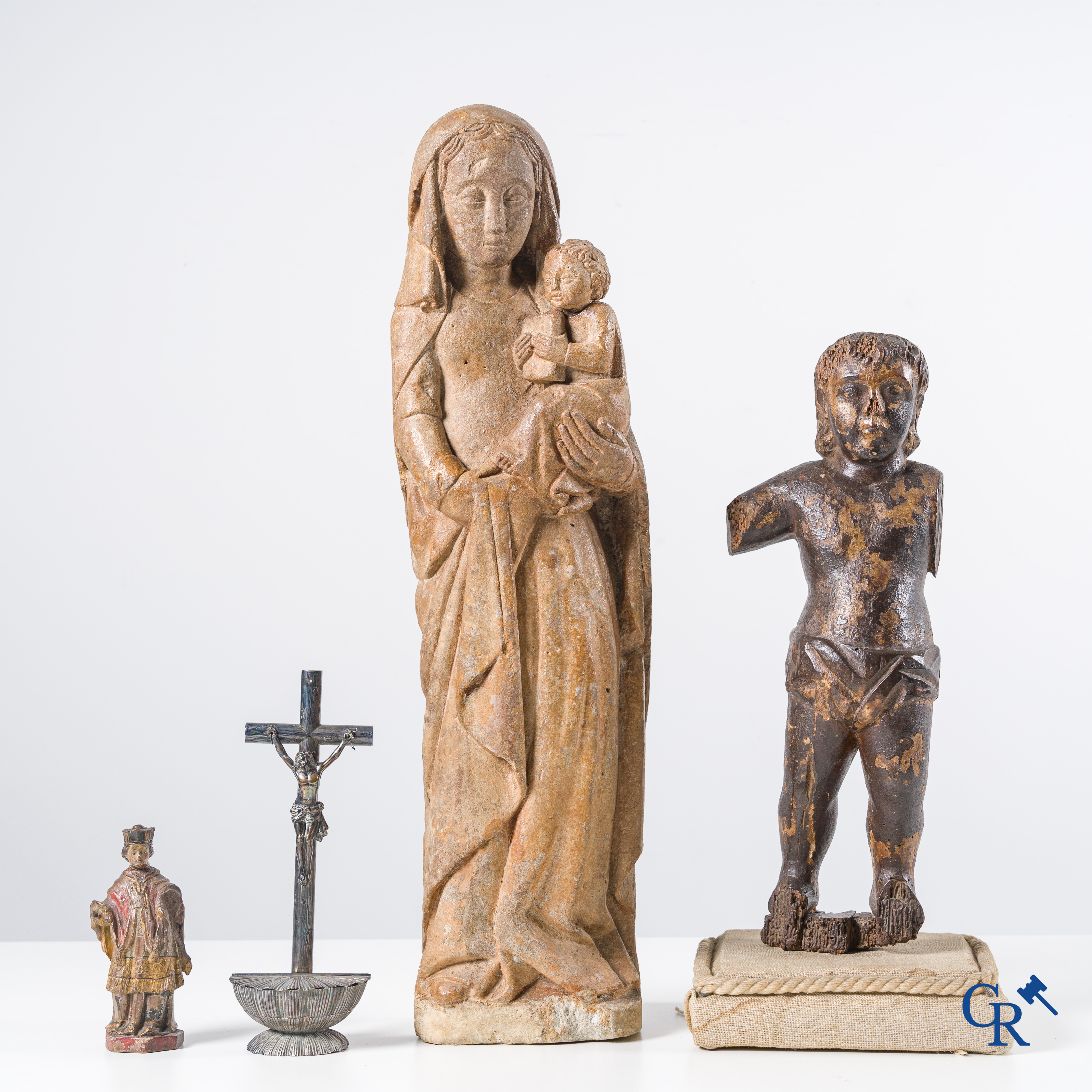 Objets religieux: Un lot avec 6 divers objets religieux en pierre, bois et argent. XVIIe-XVIIIe-XIXe siècle.