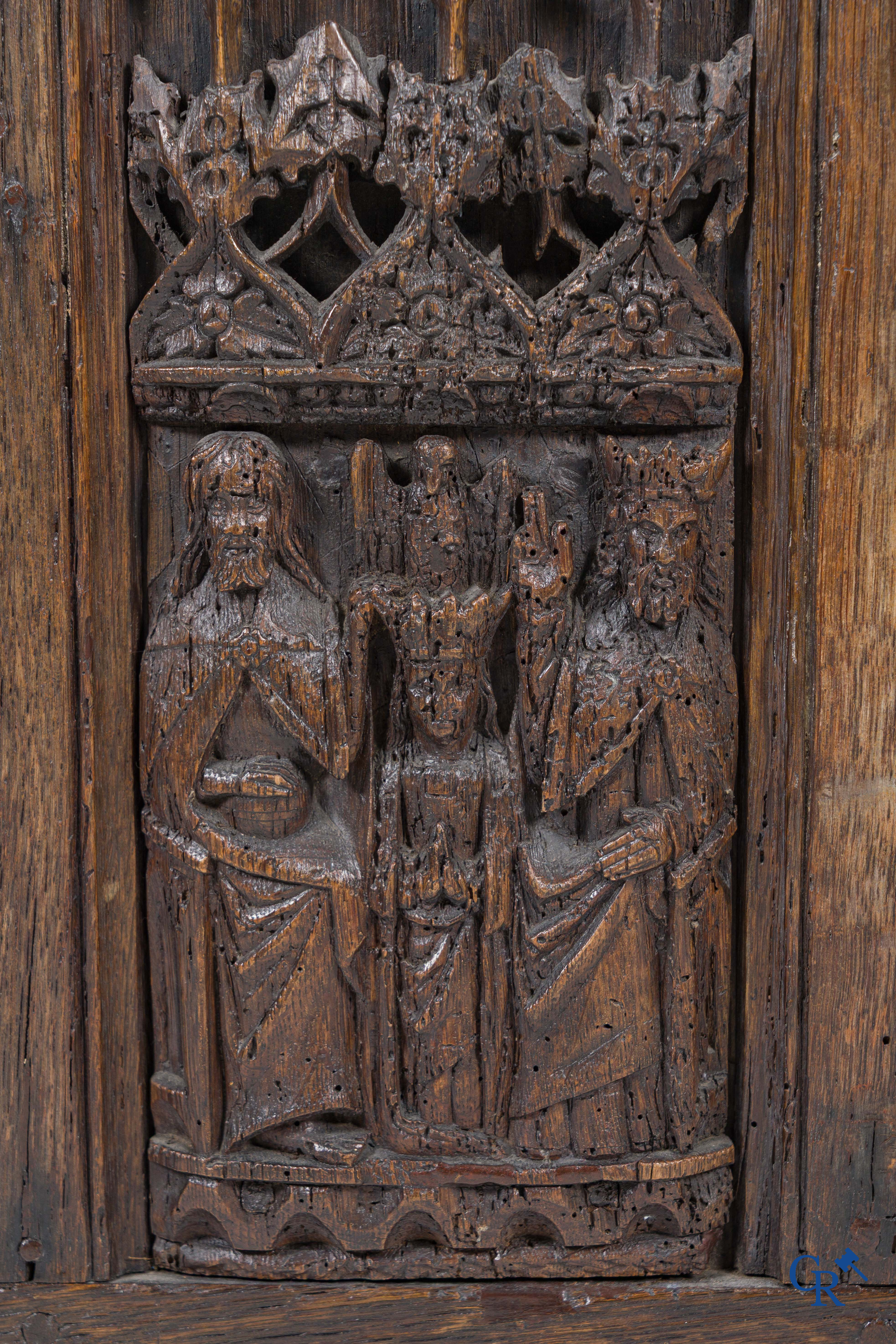 Gotiek. Een Gotische eikenhouten gesculpteerde koffer met zijn slotwerk in smeedijzer. 2de helft 15e eeuw.