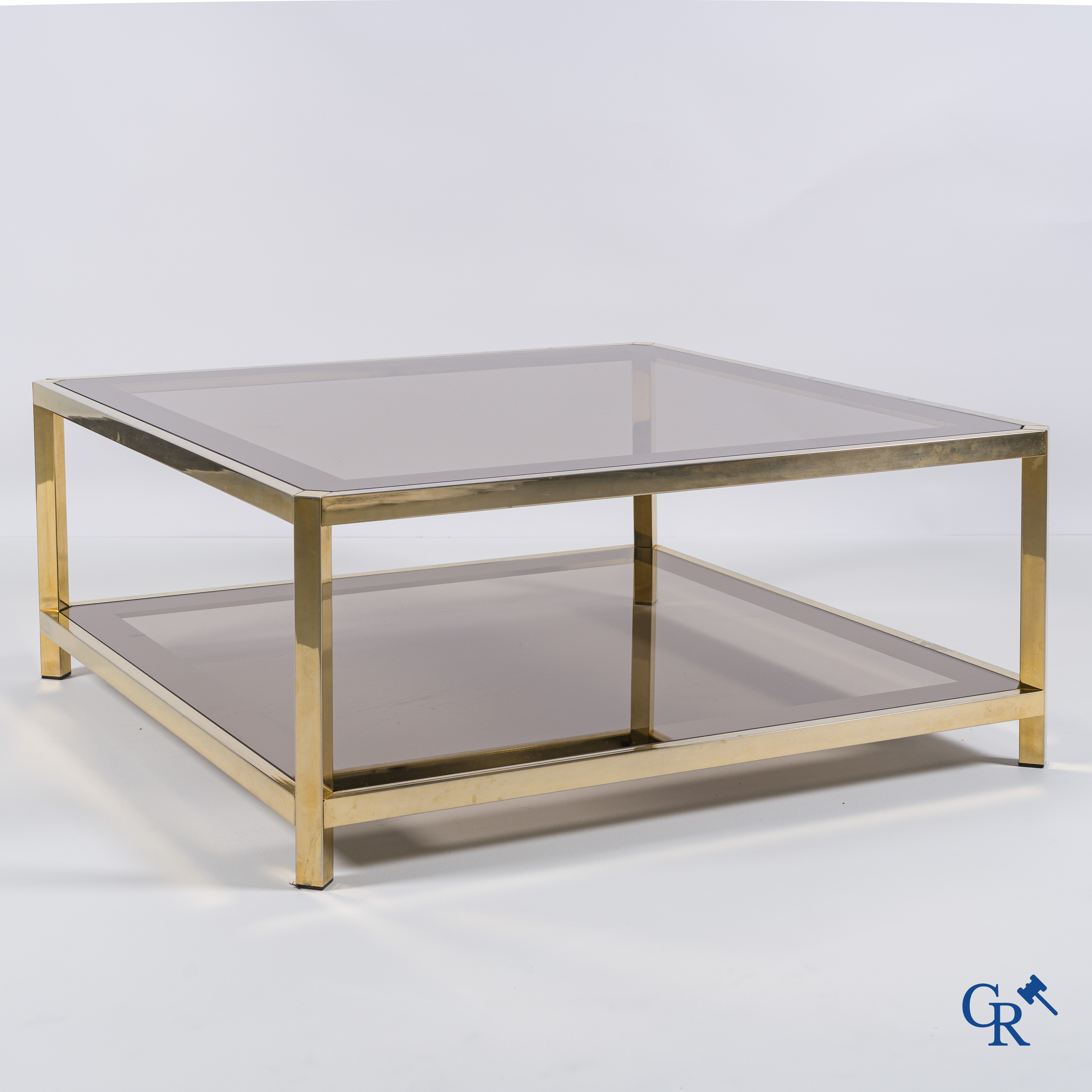 Design: Belgochrom, une grande table basse en laiton plaqué or et verre, vers 1980.