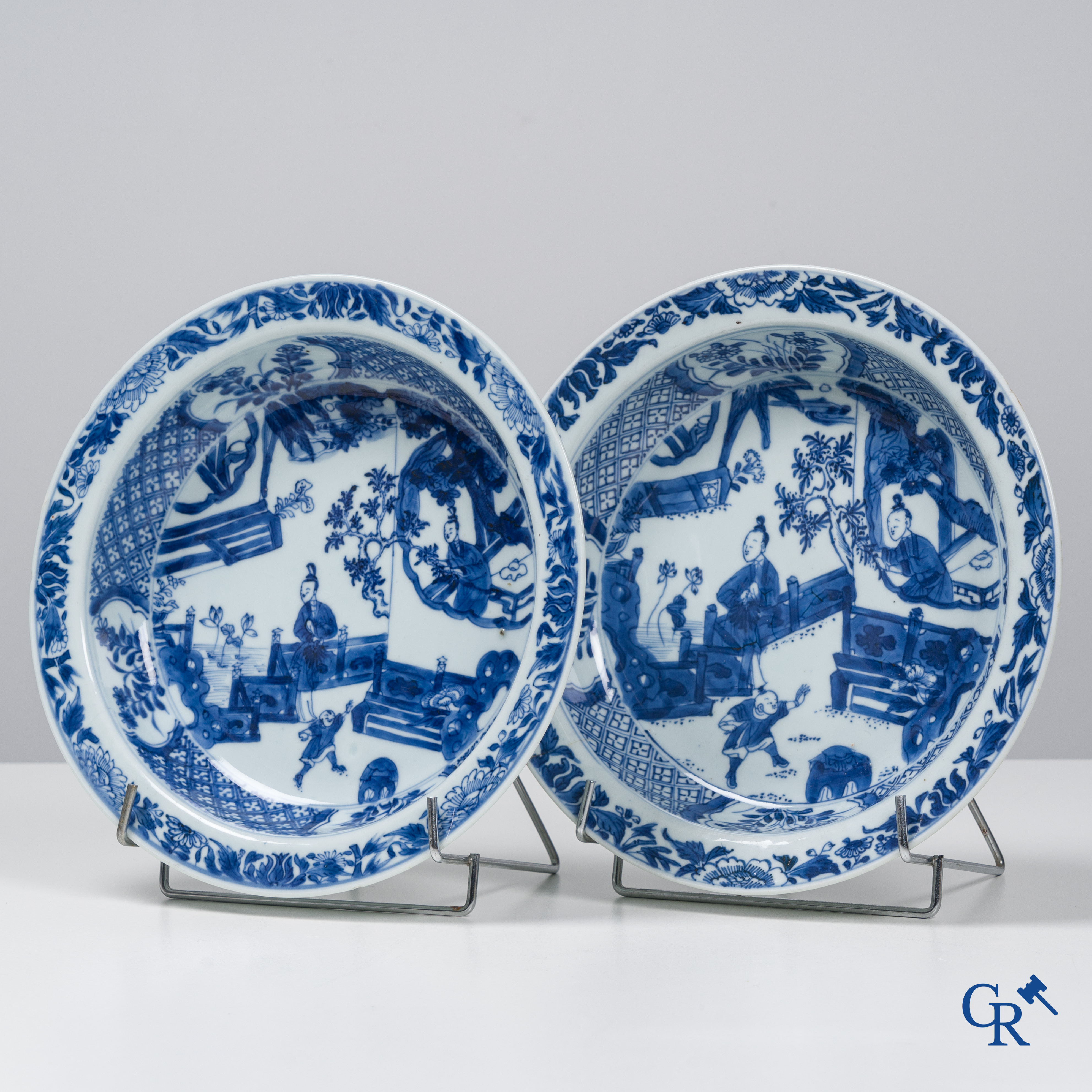 Asian Art, Chinese porcelain. A pair of deep dishes with ladies in blue and white porcelain. Kangxi/Yongzheng period.