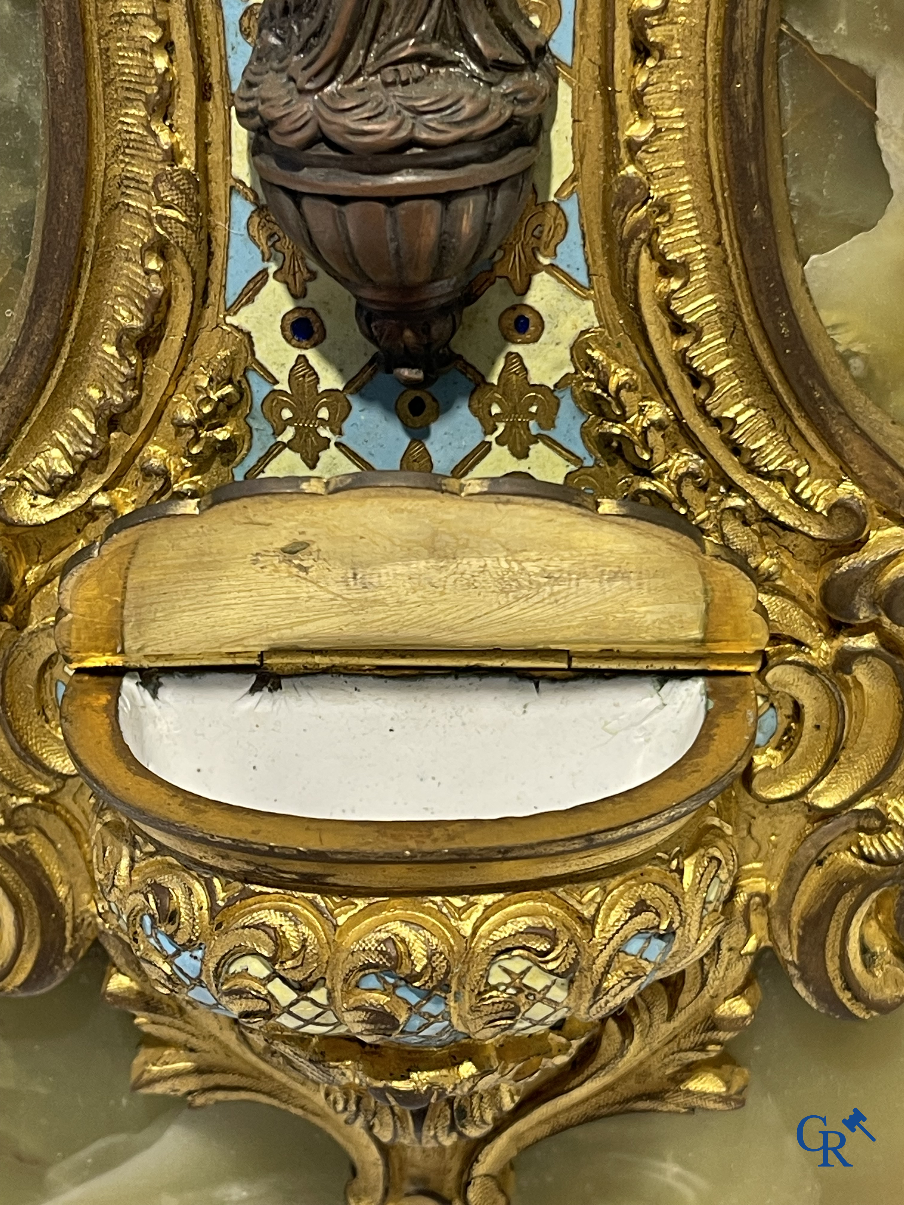 Objets religieux, 2 benitiers en bronze et cloisonné et une statue en albâtre du cœur sacré. XIXe siècle.