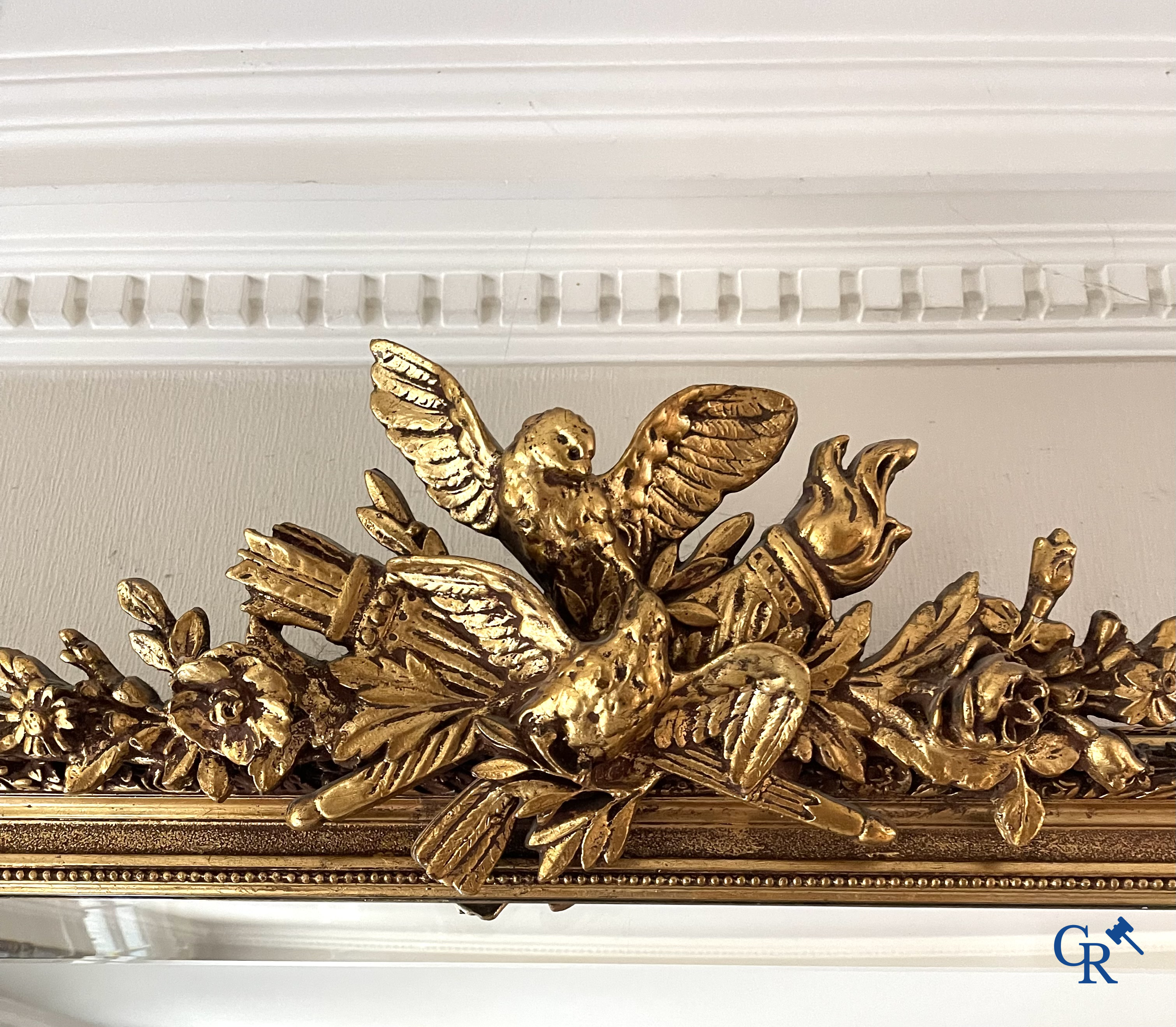 Un grand miroir de cheminée doré, style LXVI. Vers 1920.