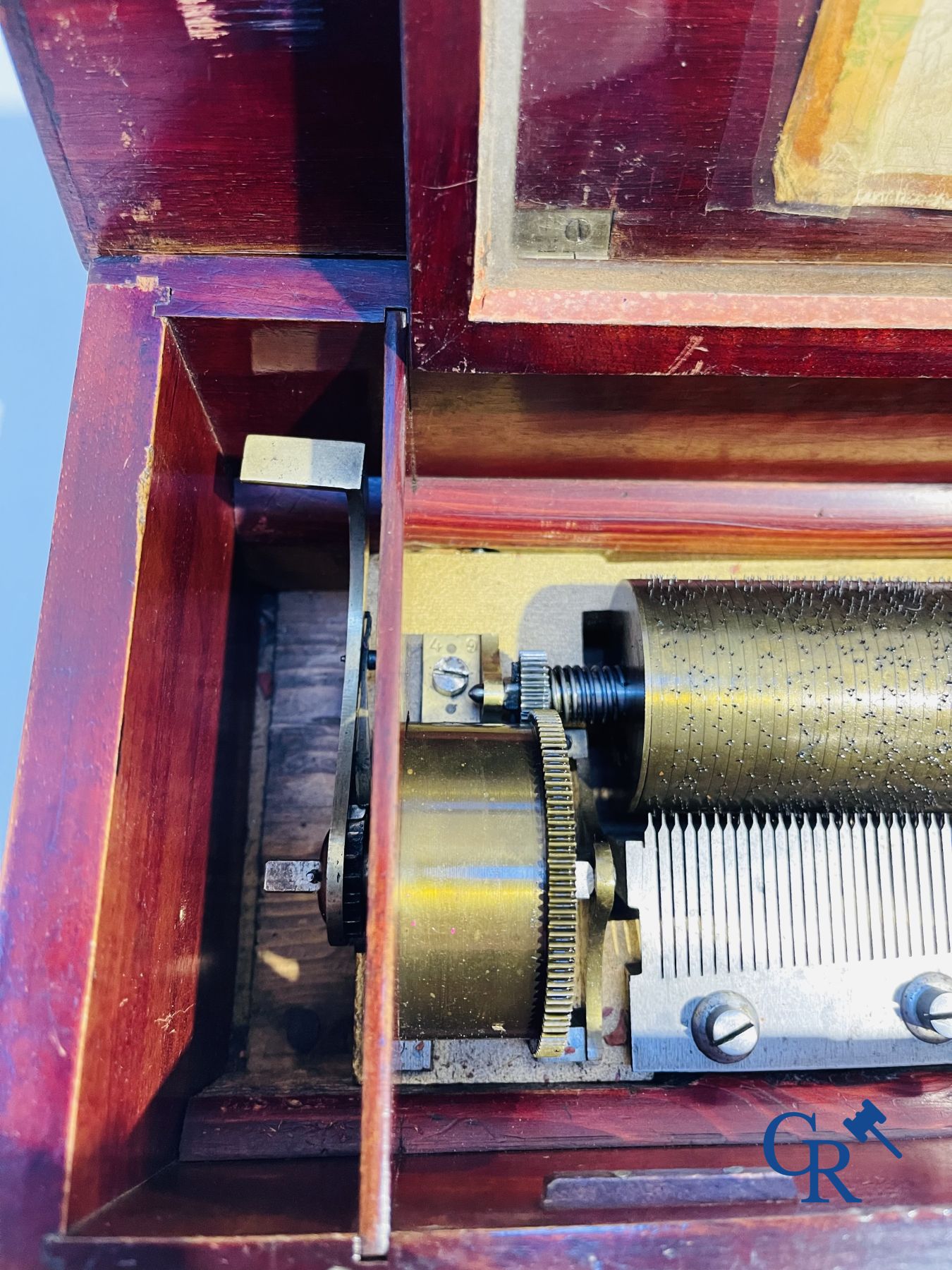 A music box in mahogany and marquetry with 6 melodies.