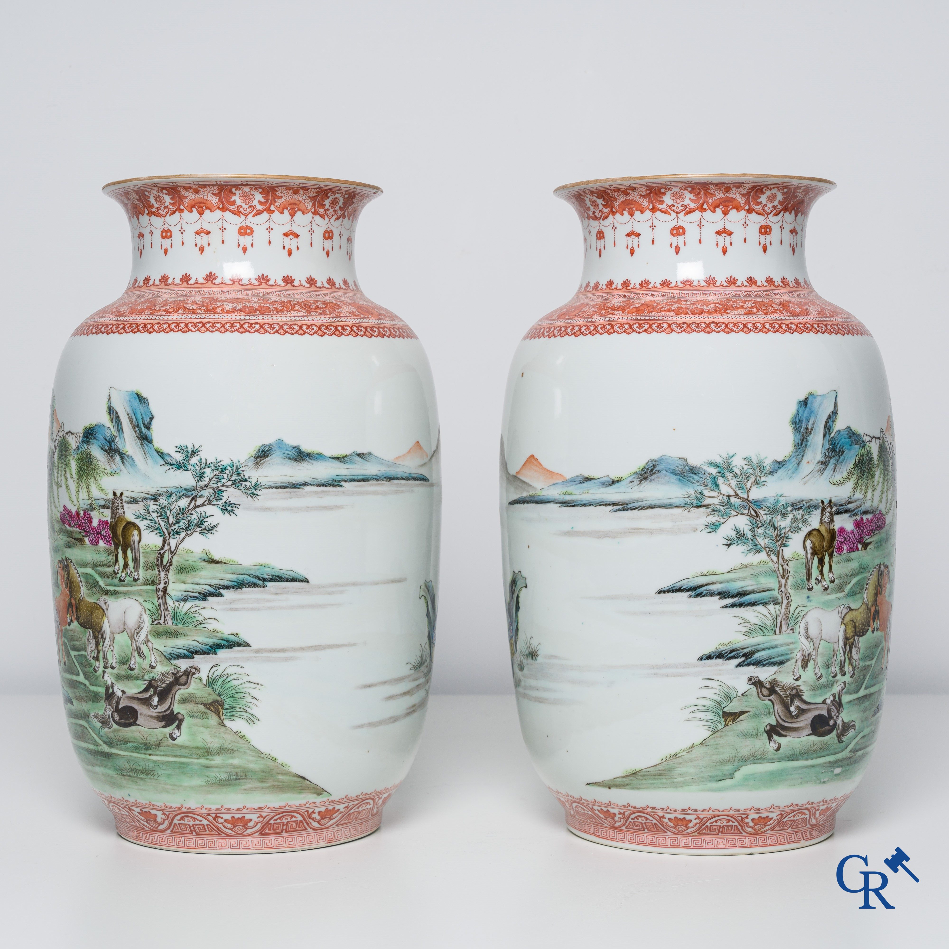 Art Asiatique, porcelaine chinoise. Une paire de vases chinois avec un décor de chevaux et de personnages.