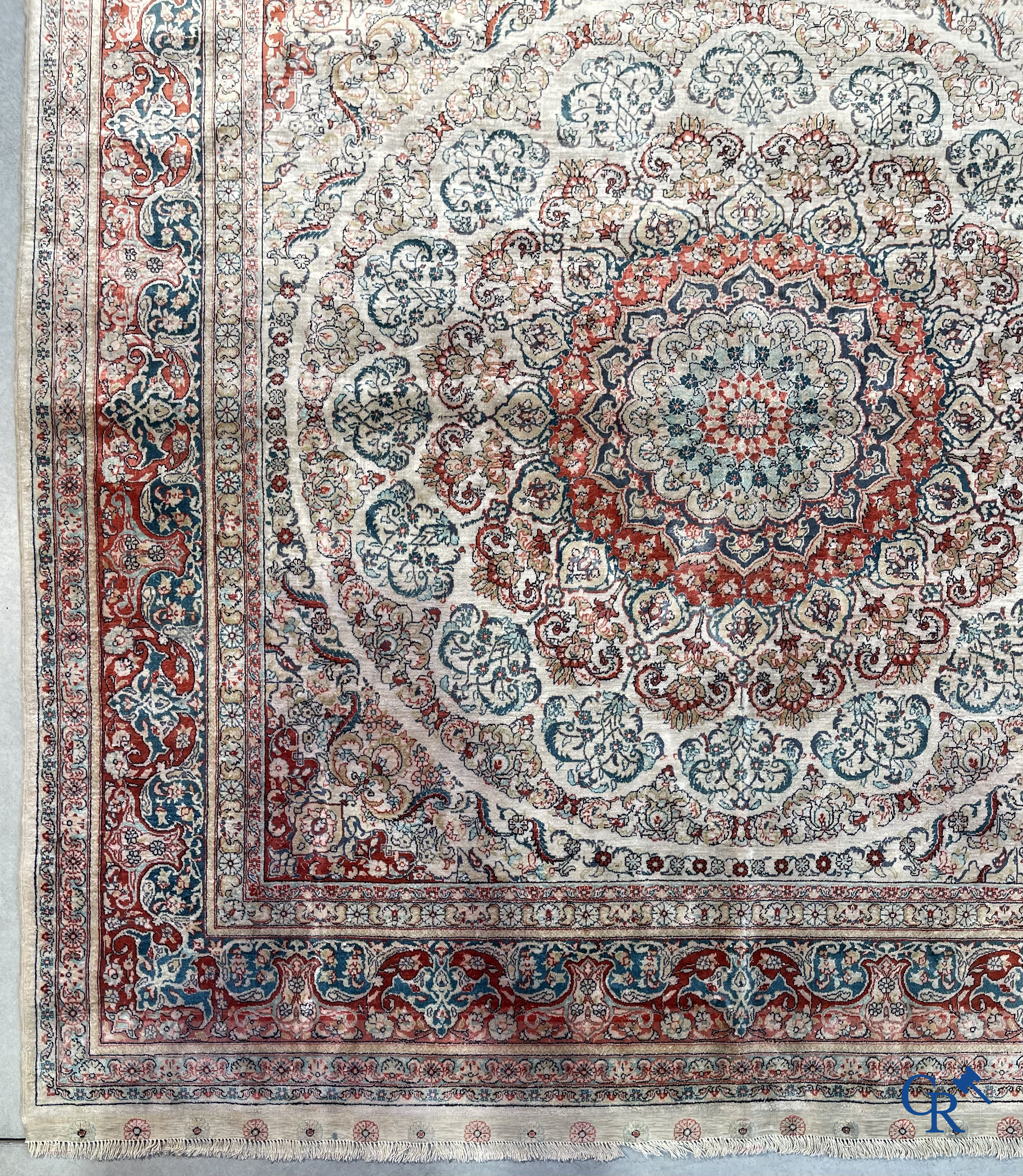 Tapis d'Orient: Hereke, un tapis d'orient en soie finement noué au décor floral.