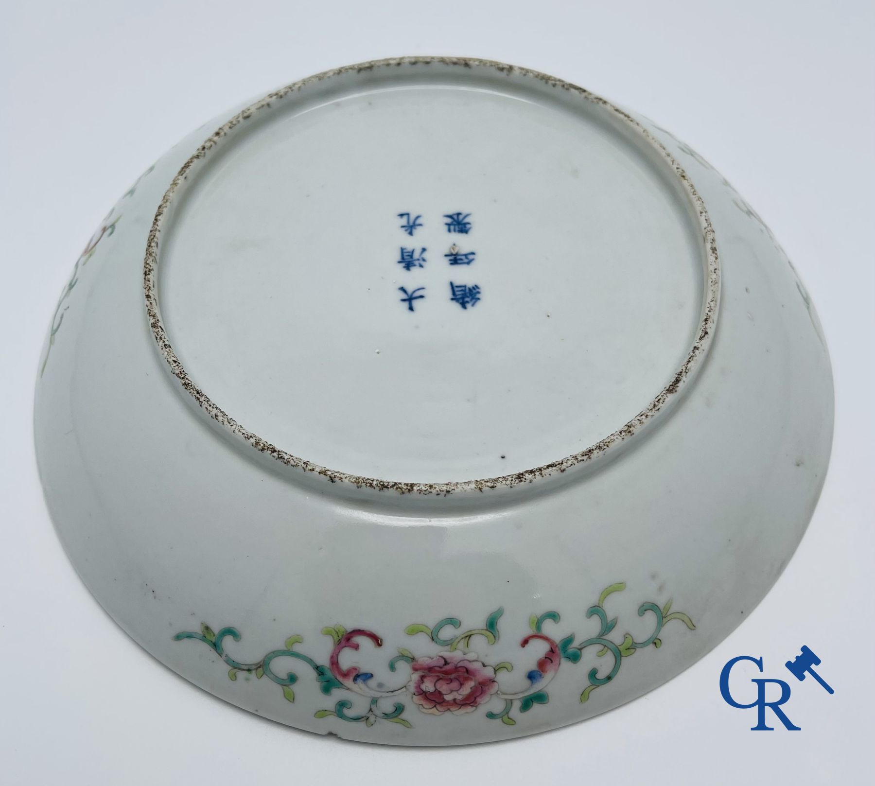 Art Asiatique : Un plat au dragon en porcelaine chinoise. Période Guangxu et marquée.