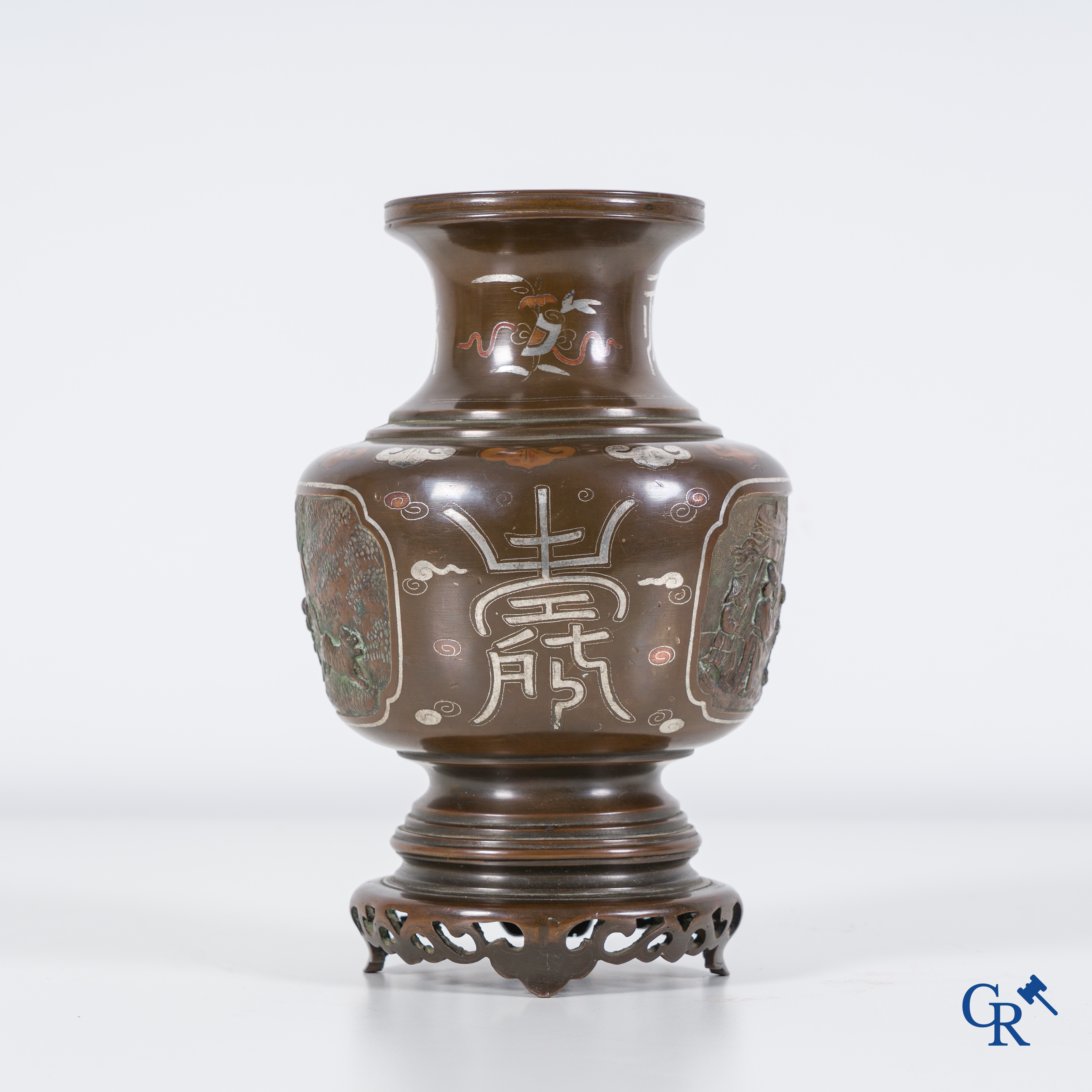 Art Asiatique: Un vase chinois en bronze pour le marché Vietnamien incrusté de cuivre et d'argent avec un décor en relief. 19ème siècle.