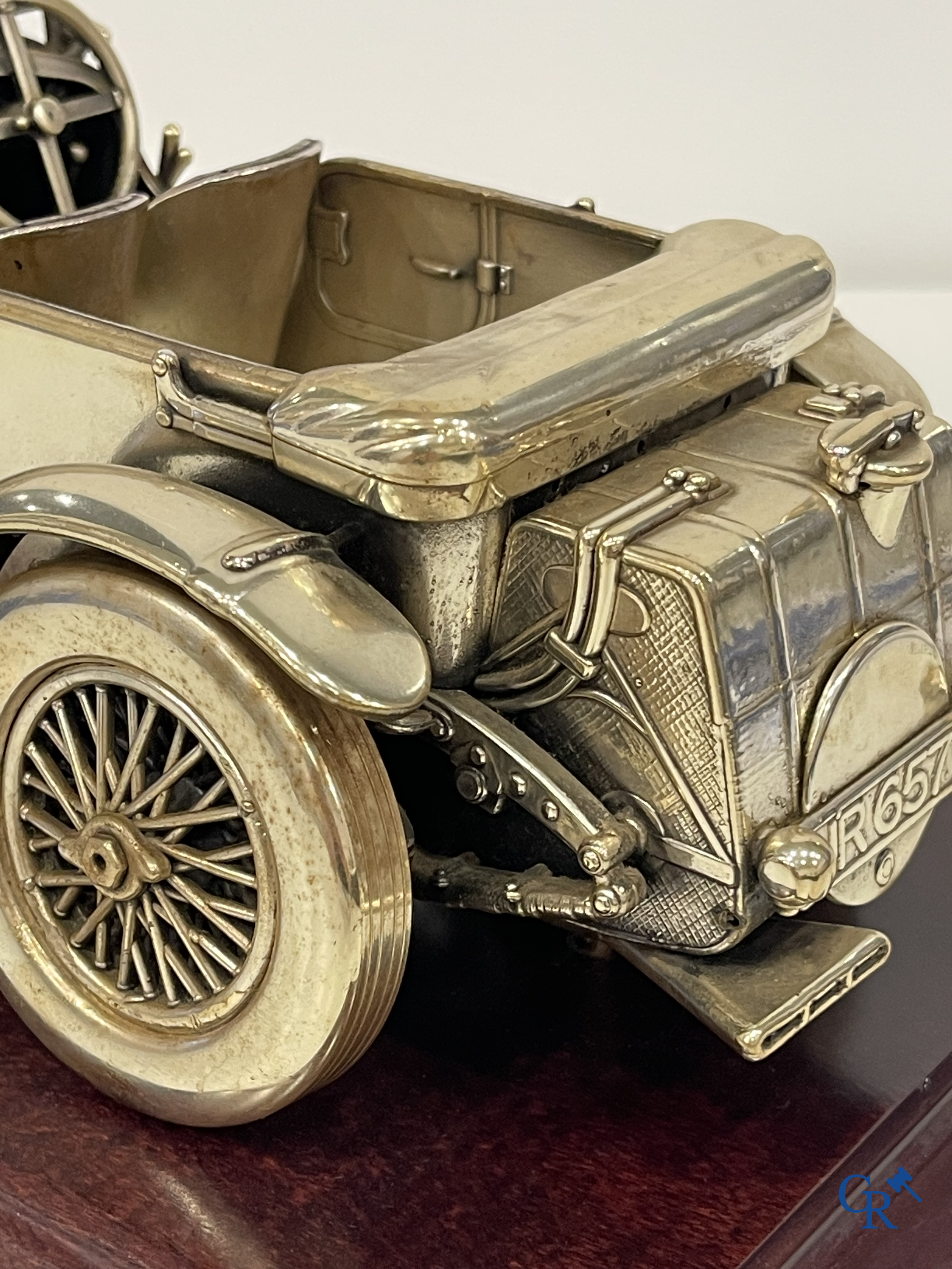 Bentley, een uitzonderlijk fijn gedetailleerd sterling zilveren 925°/00 schaalmodel van een 30 er jaren Bentley.