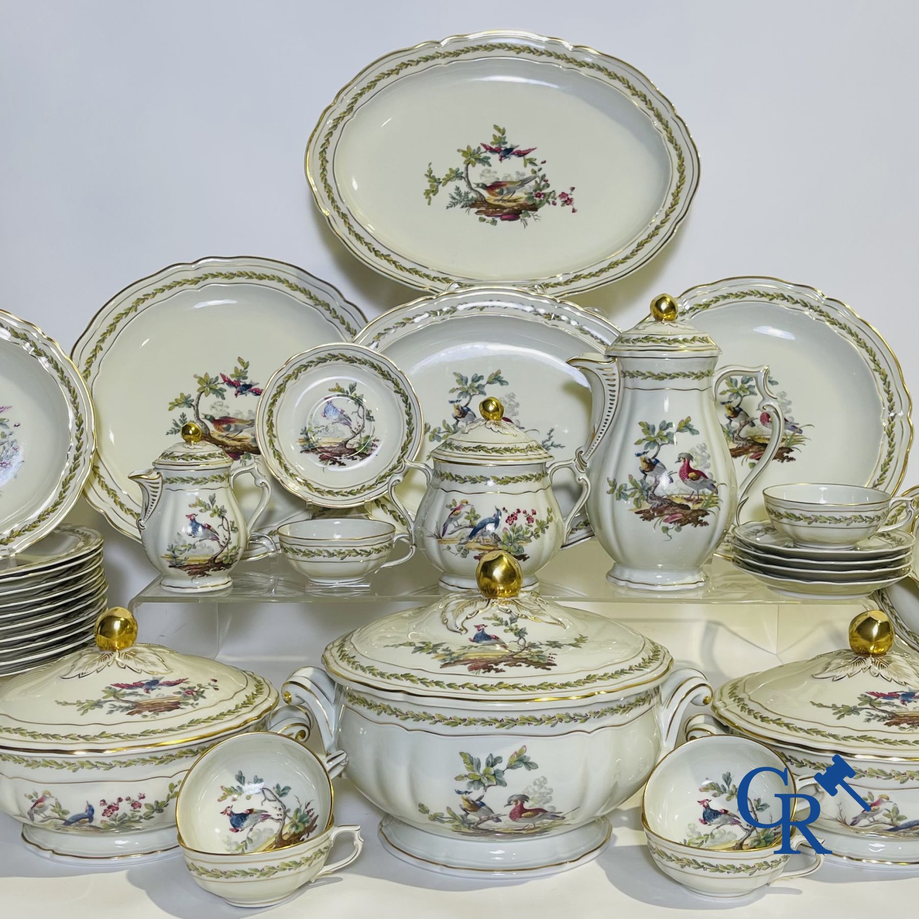 Limoges. L. Bernardaud & Cie. Beautiful dinner set in Limoges porcelain. Model Chevreuse.