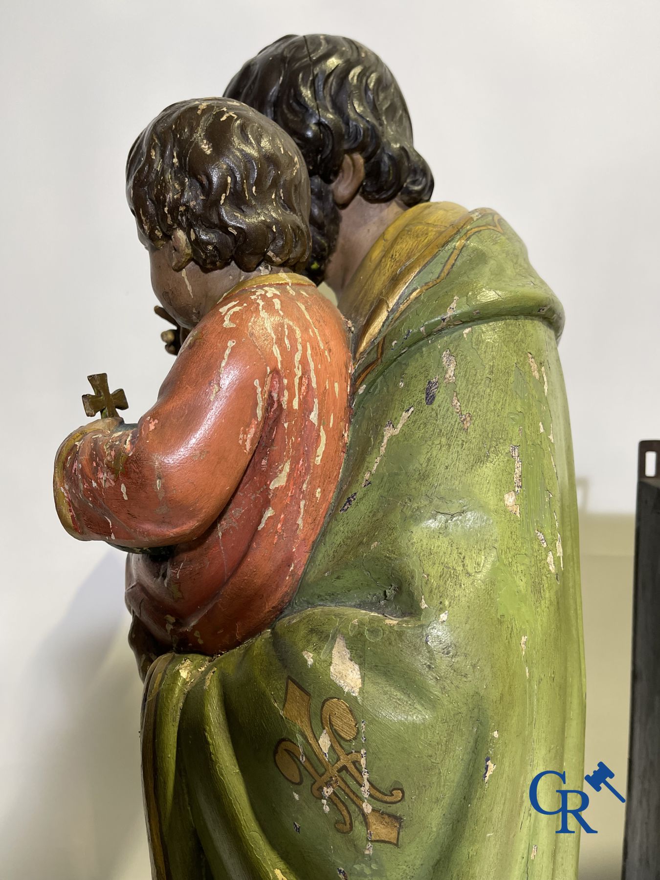 Une statue en bois du 19ème siècle et une vitrine en bois avec une représentation en plâtre d'une Vierge à l'enfant.