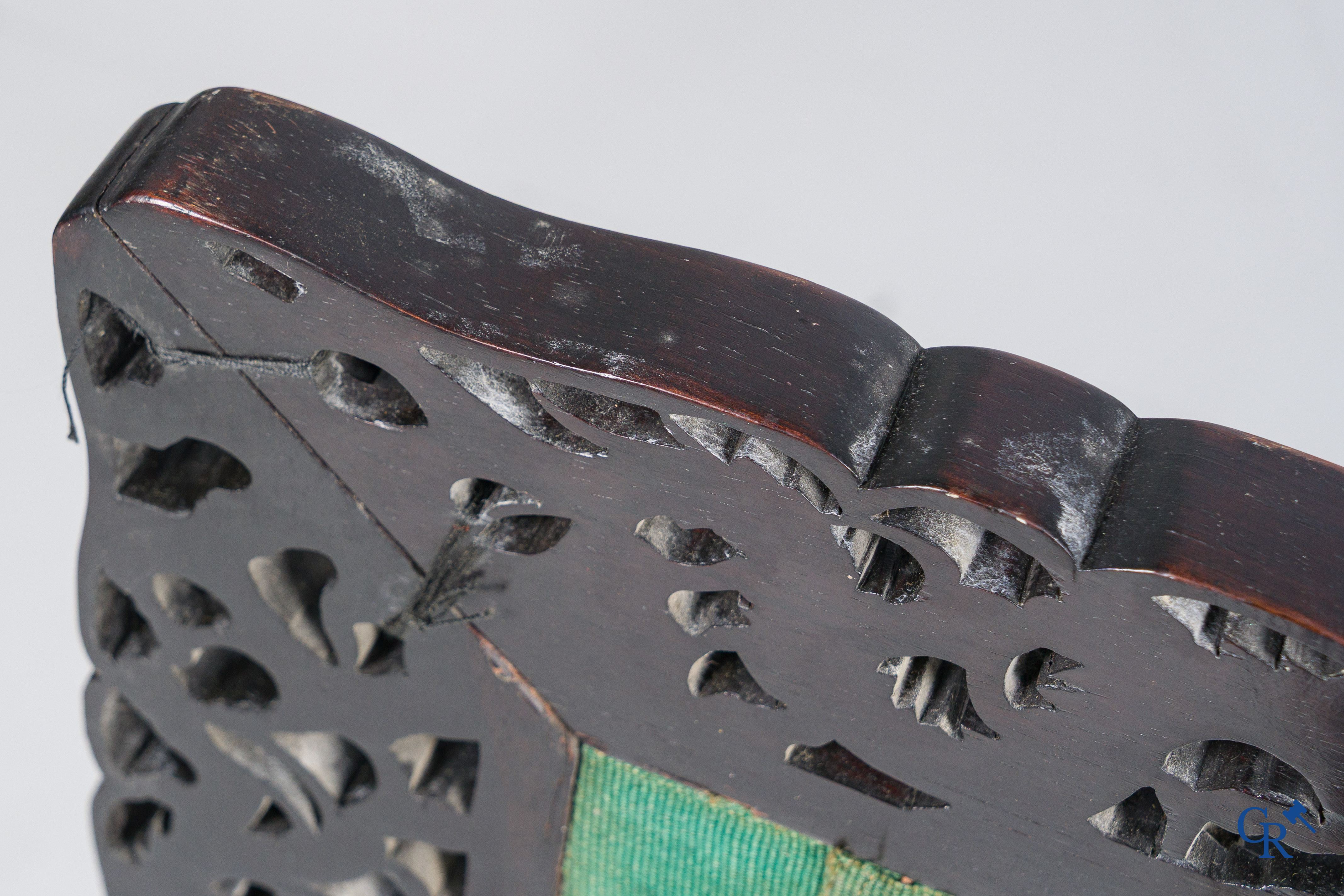 Aziatica, een grote spiegel in gesculpteerd Chinees hardhout. 19e eeuw.