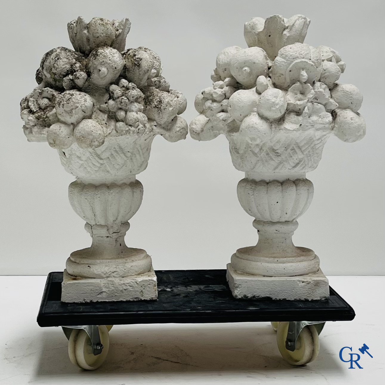 Tuindecoratie, een paar tuinornamenten in gesteente.